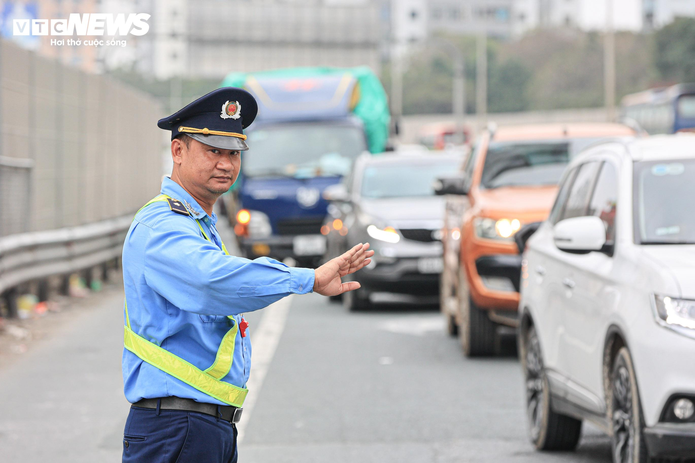 Dòng người ùn ùn đổ về sau Tết, cửa ngõ Hà Nội, TP.HCM tắc cứng - 6