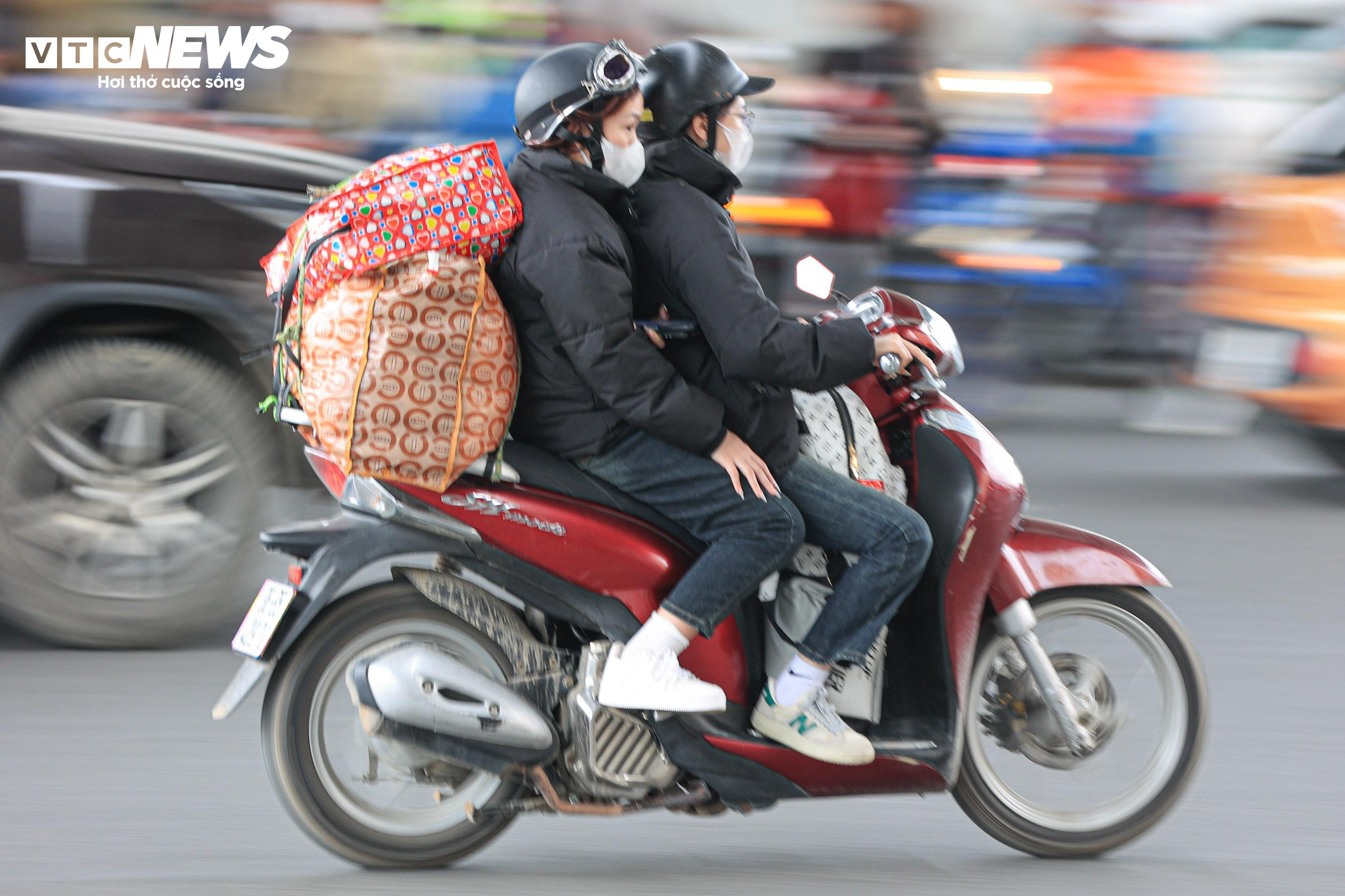 Dòng người ùn ùn đổ về sau Tết, cửa ngõ Hà Nội, TP.HCM tắc cứng - 10