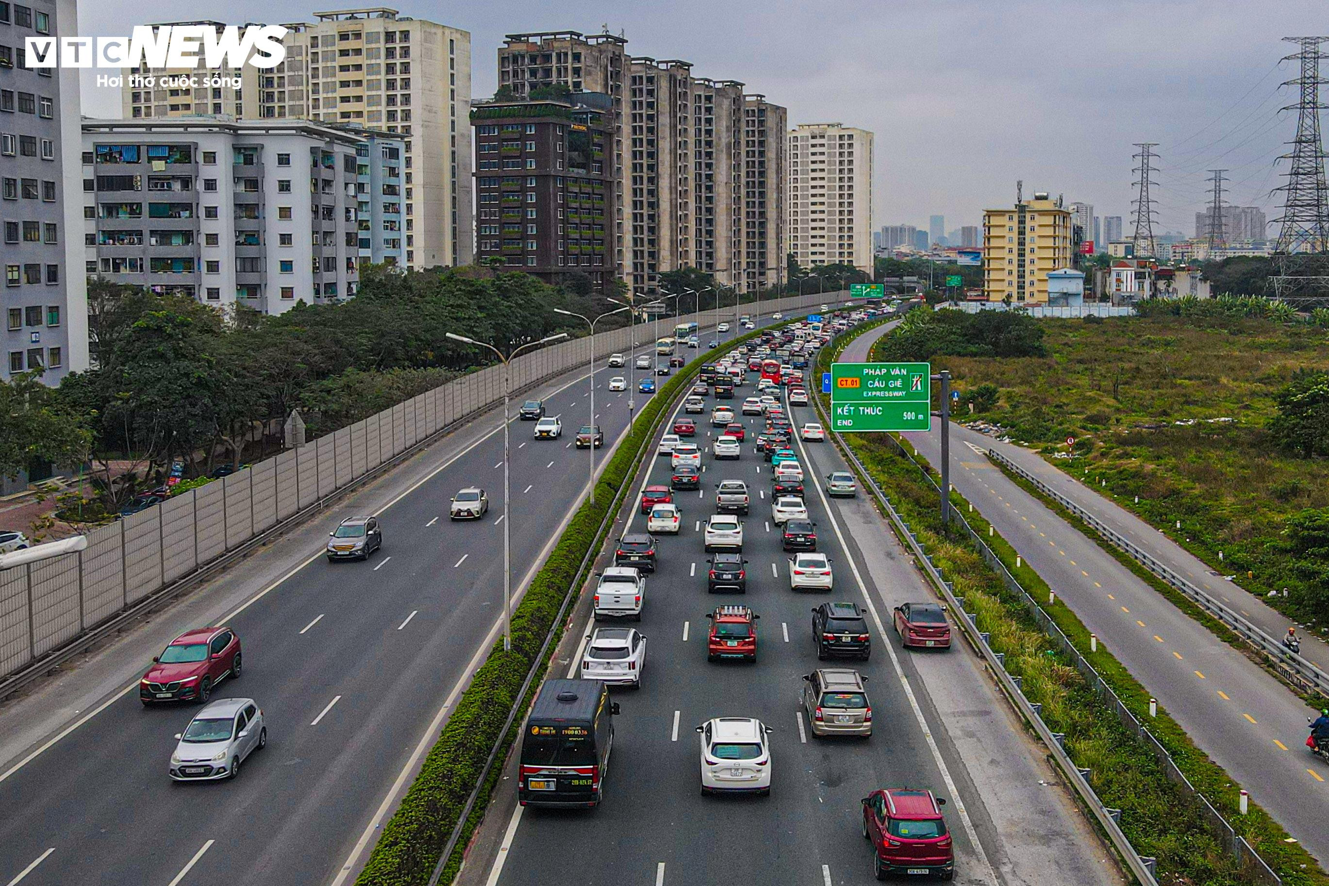 Dòng người ùn ùn đổ về sau Tết, cửa ngõ Hà Nội, TP.HCM tắc cứng - 2