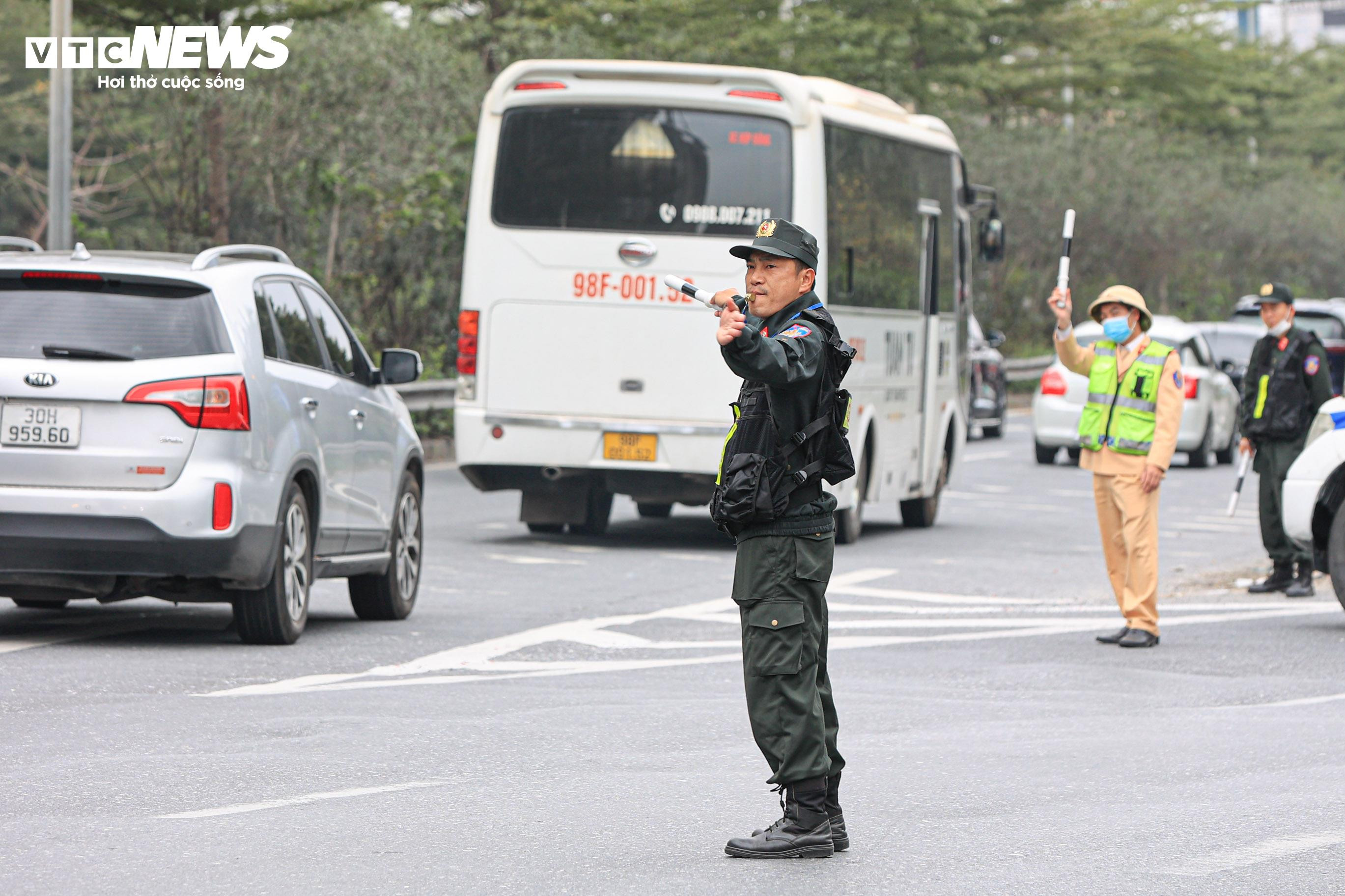 Dòng người ùn ùn đổ về sau Tết, cửa ngõ Hà Nội, TP.HCM tắc cứng - 5