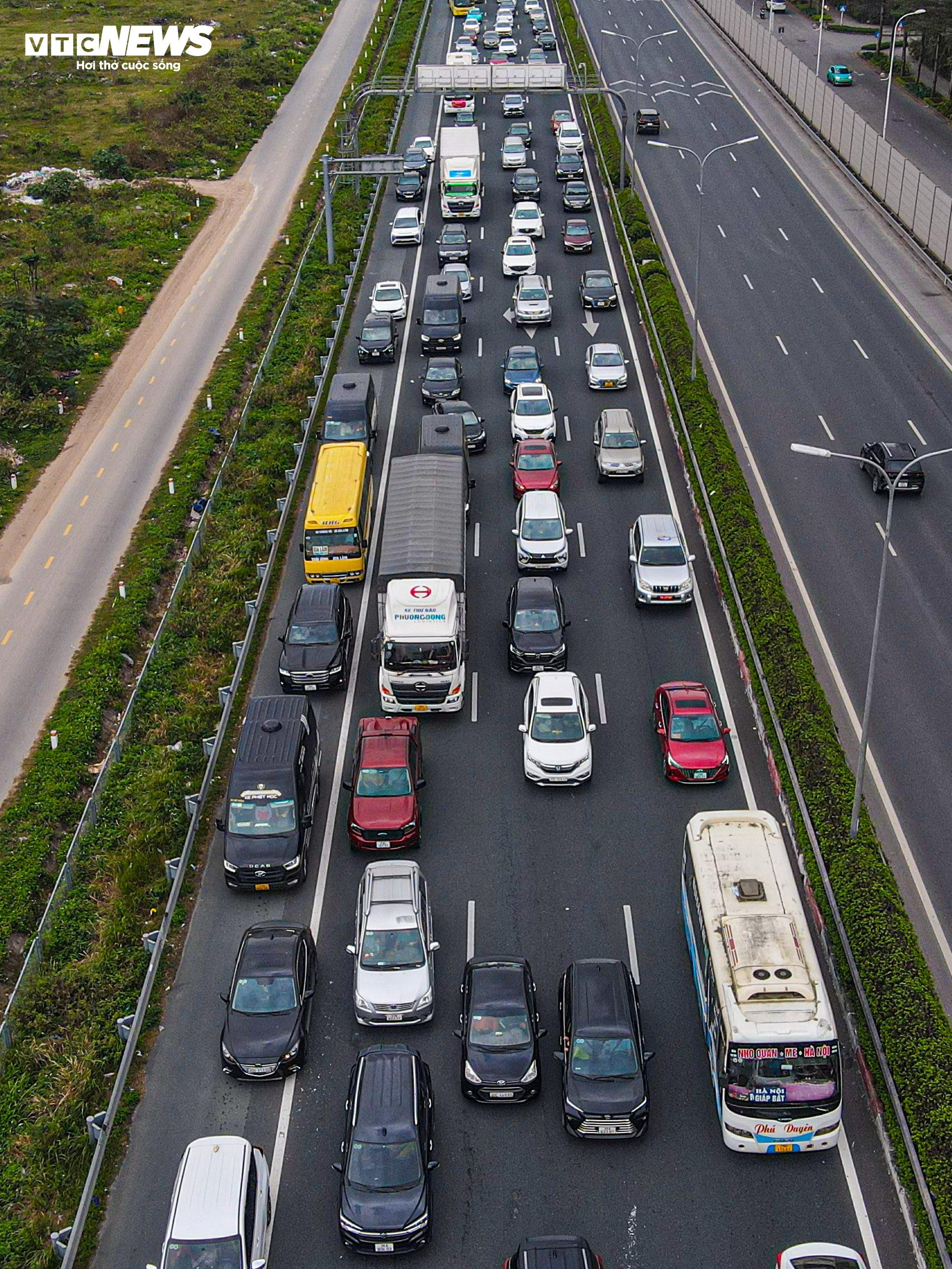 Dòng người ùn ùn đổ về sau Tết, cửa ngõ Hà Nội, TP.HCM tắc cứng - 3