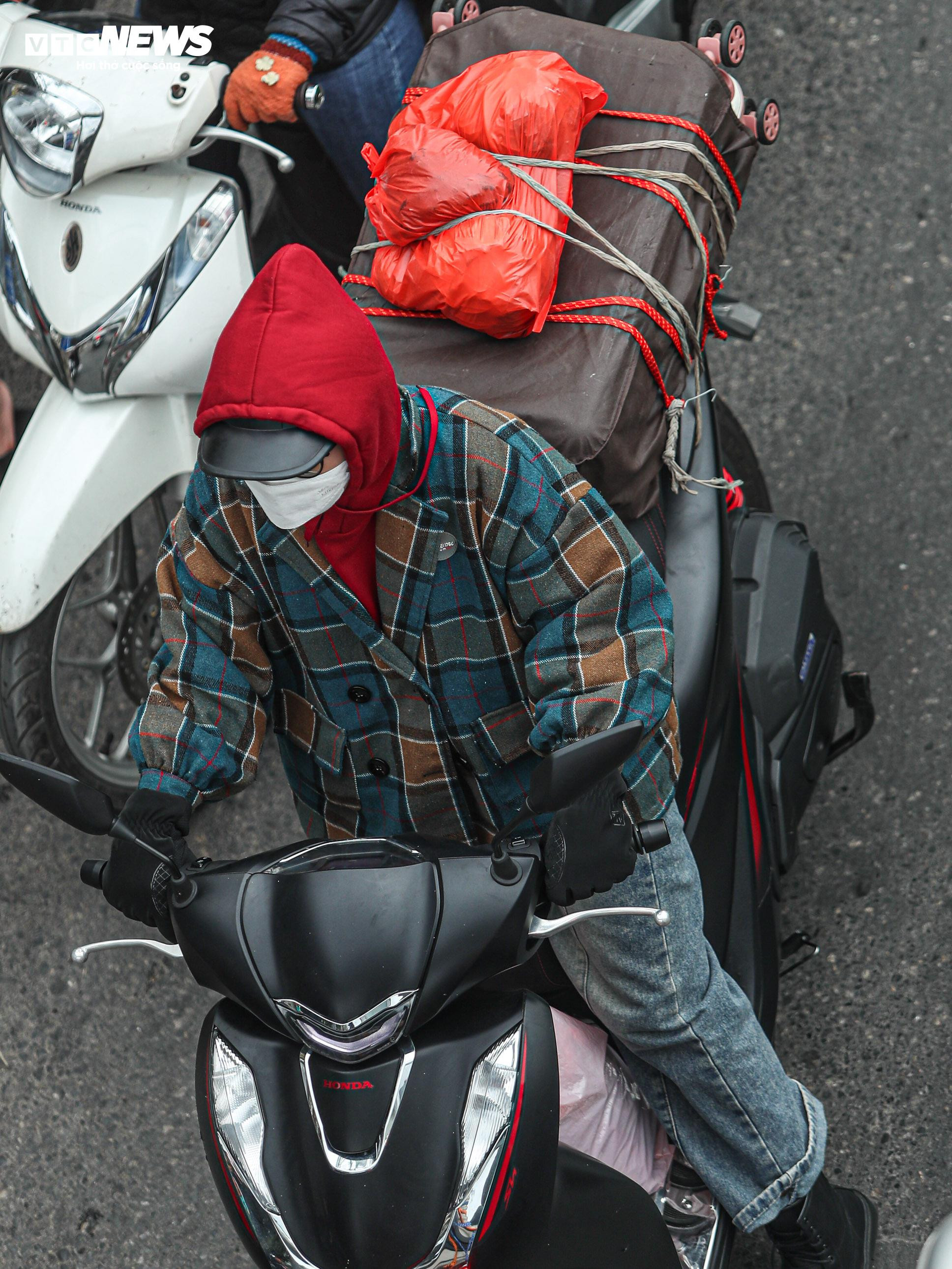 Dòng người ùn ùn đổ về sau Tết, cửa ngõ Hà Nội, TP.HCM tắc cứng - 11