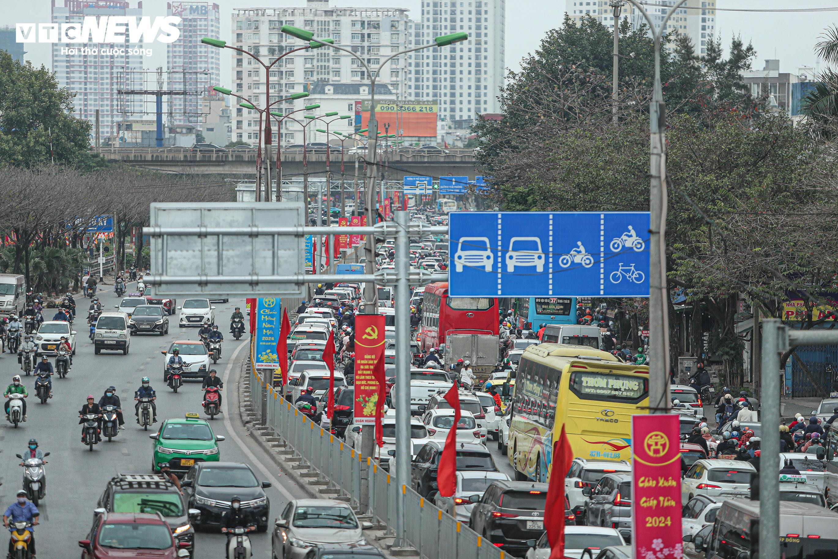 Dòng người ùn ùn đổ về sau Tết, cửa ngõ Hà Nội, TP.HCM tắc cứng - 8