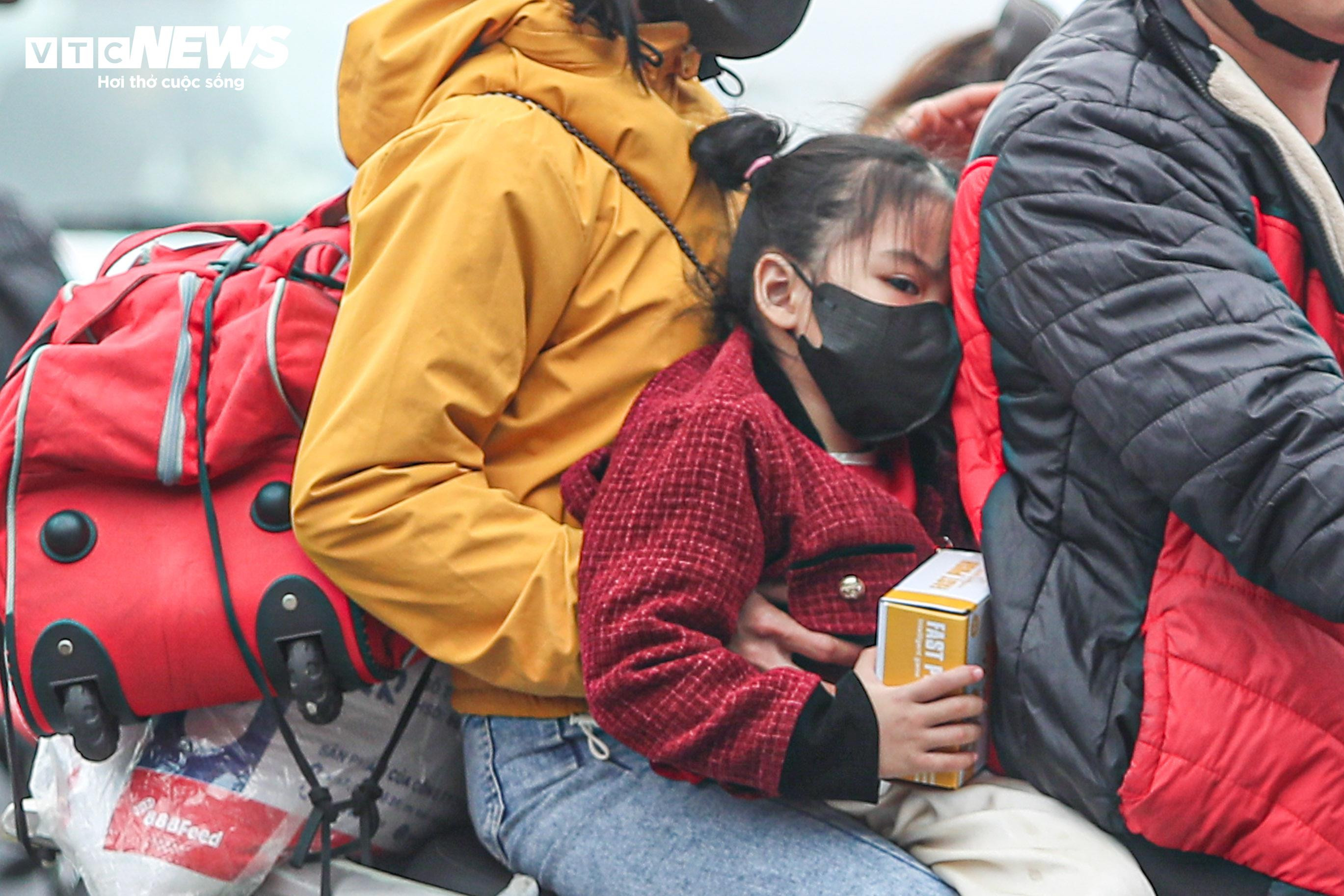 Dòng người ùn ùn đổ về sau Tết, cửa ngõ Hà Nội, TP.HCM tắc cứng - 13