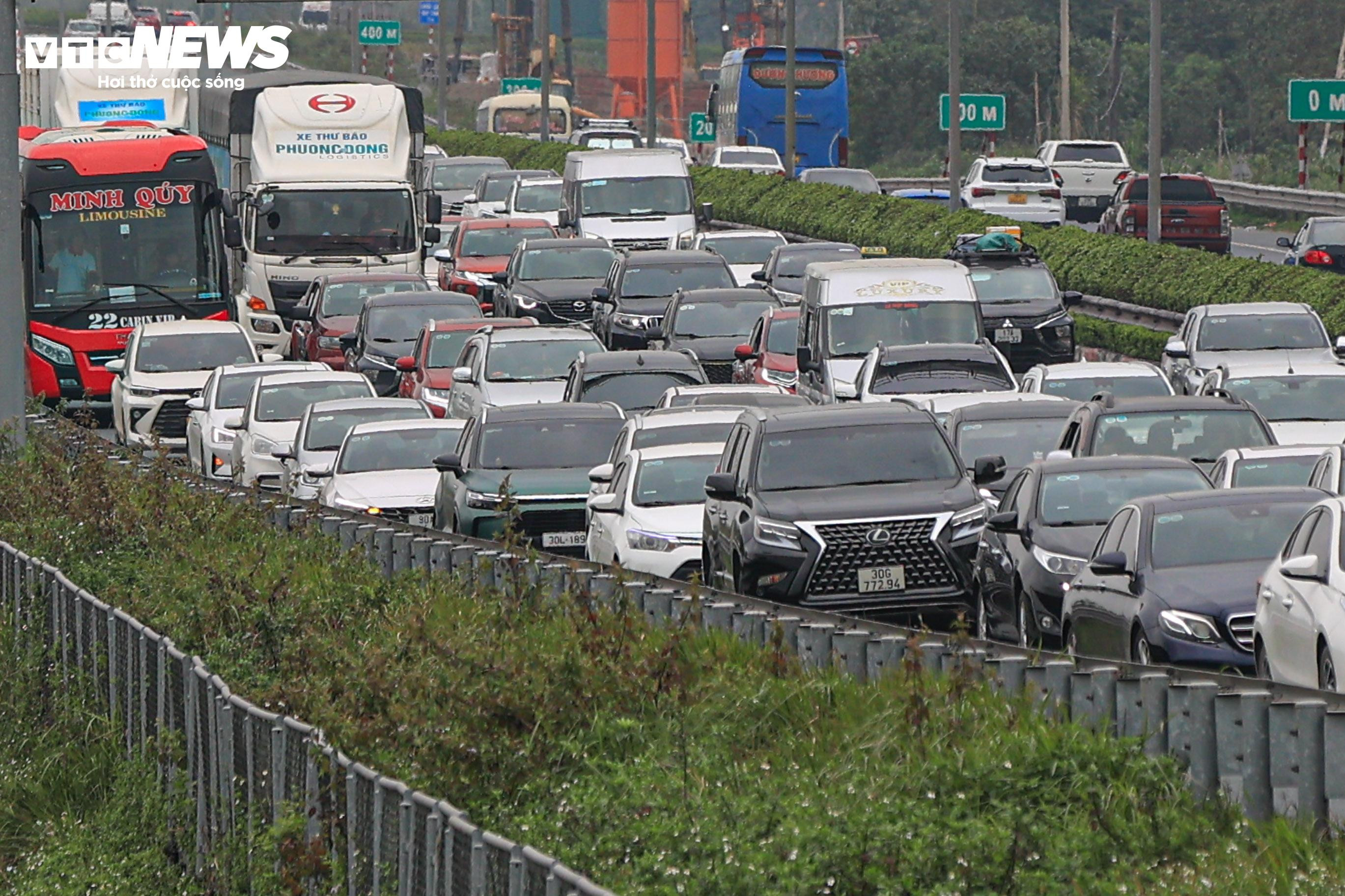 Dòng người ùn ùn đổ về sau Tết, cửa ngõ Hà Nội, TP.HCM tắc cứng - 4