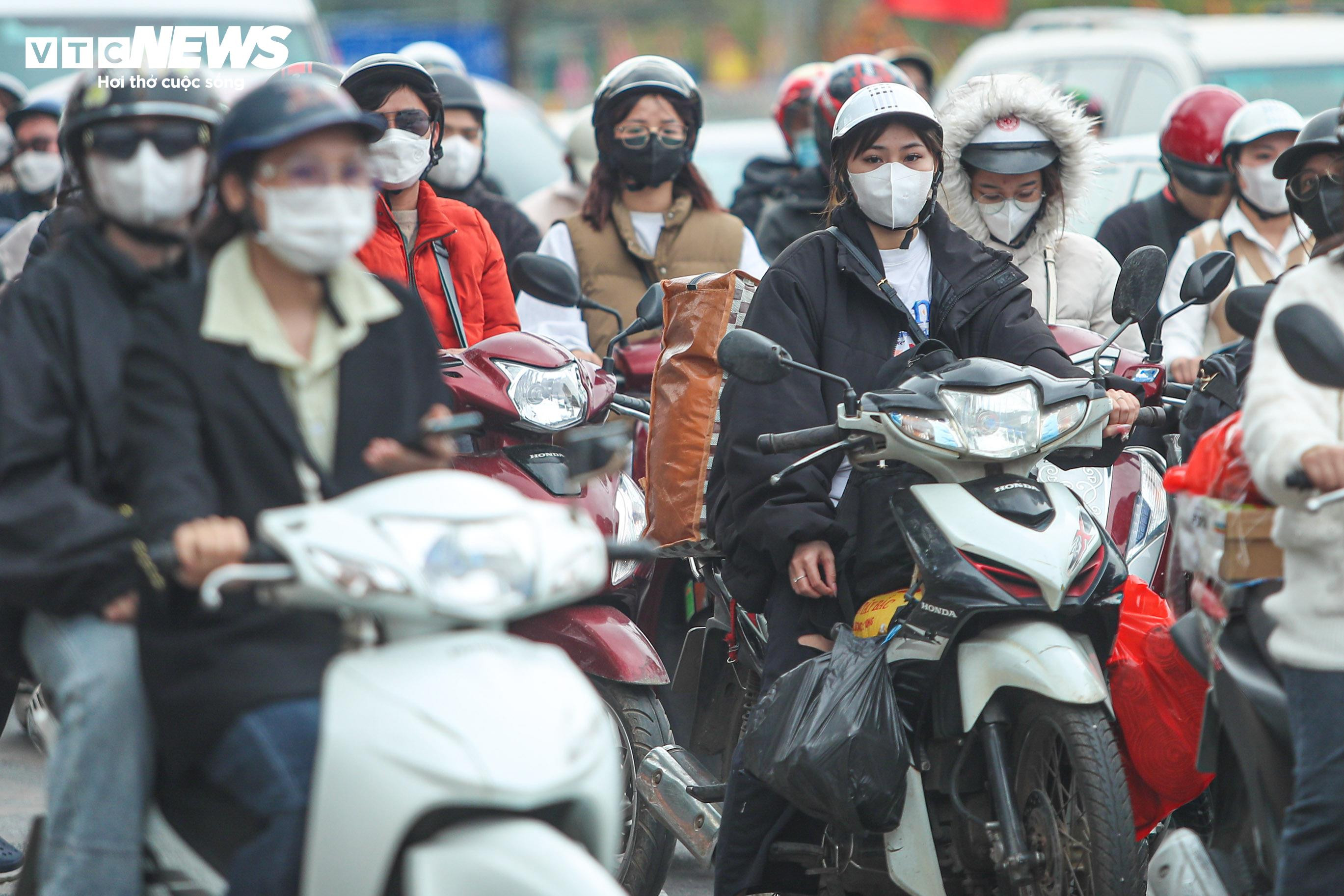 Dòng người ùn ùn đổ về sau Tết, cửa ngõ Hà Nội, TP.HCM tắc cứng - 15