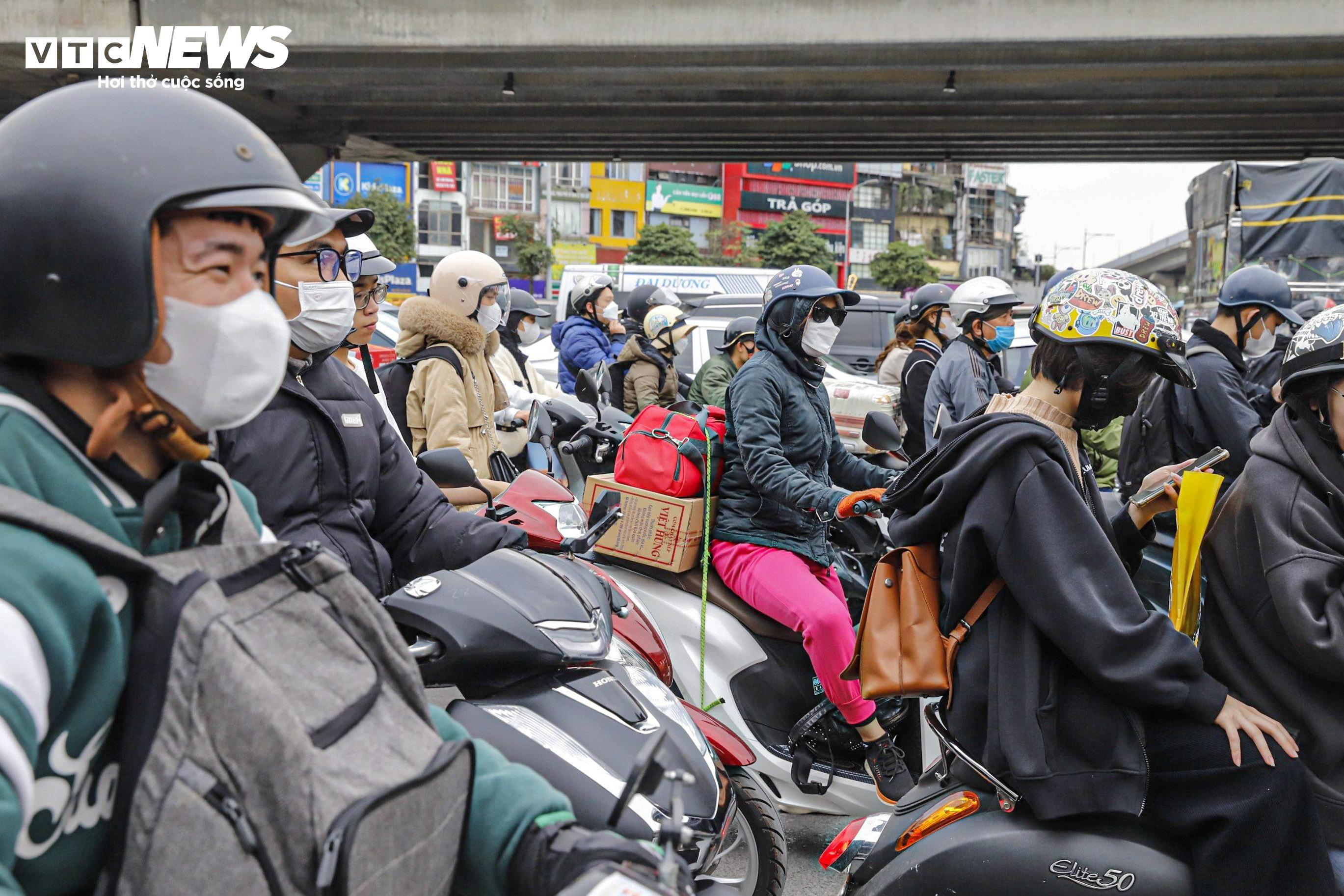 Dòng người ùn ùn đổ về sau Tết, cửa ngõ Hà Nội, TP.HCM tắc cứng - 14