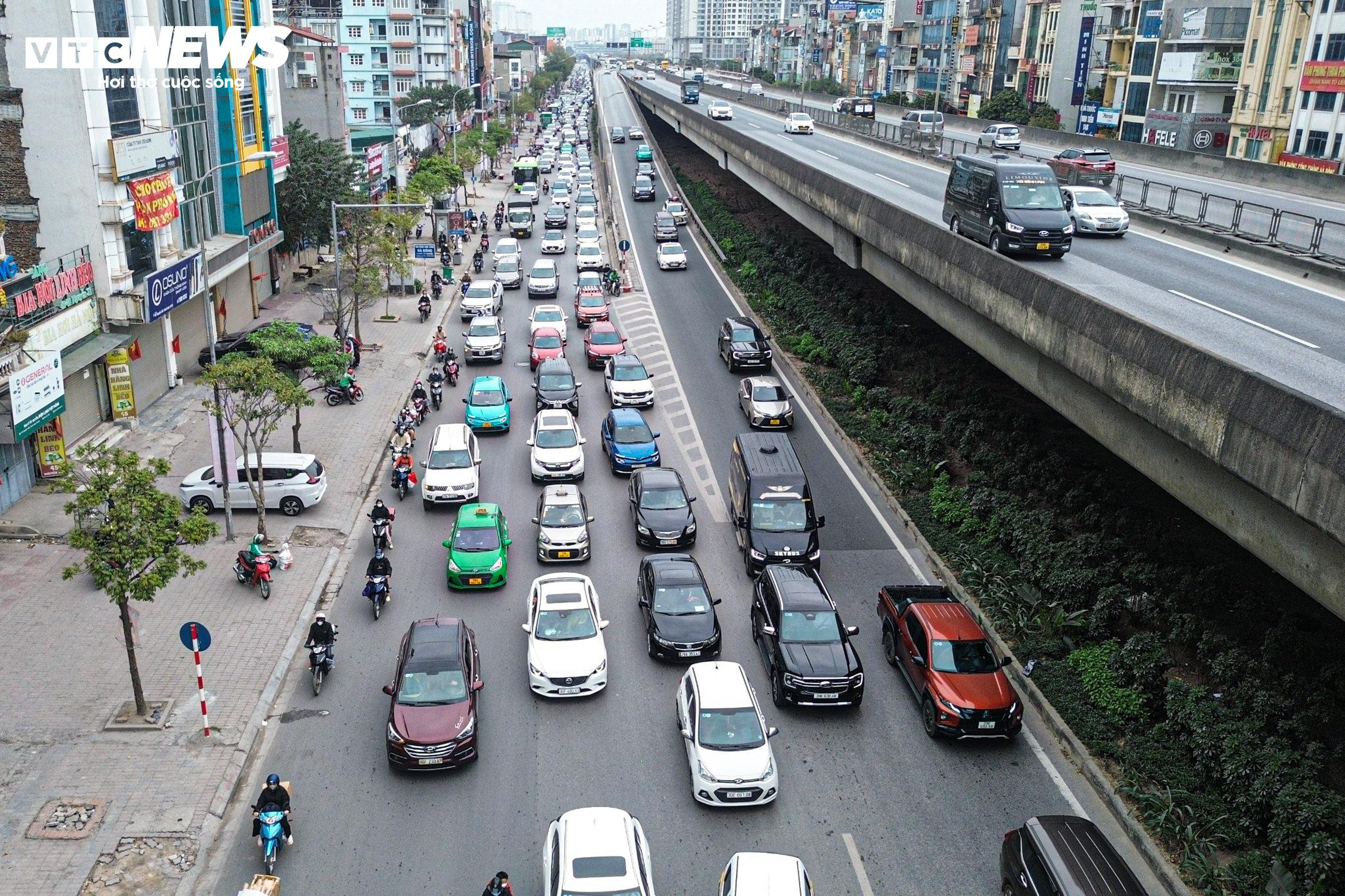 Dòng người ùn ùn đổ về sau Tết, cửa ngõ Hà Nội, TP.HCM tắc cứng - 16