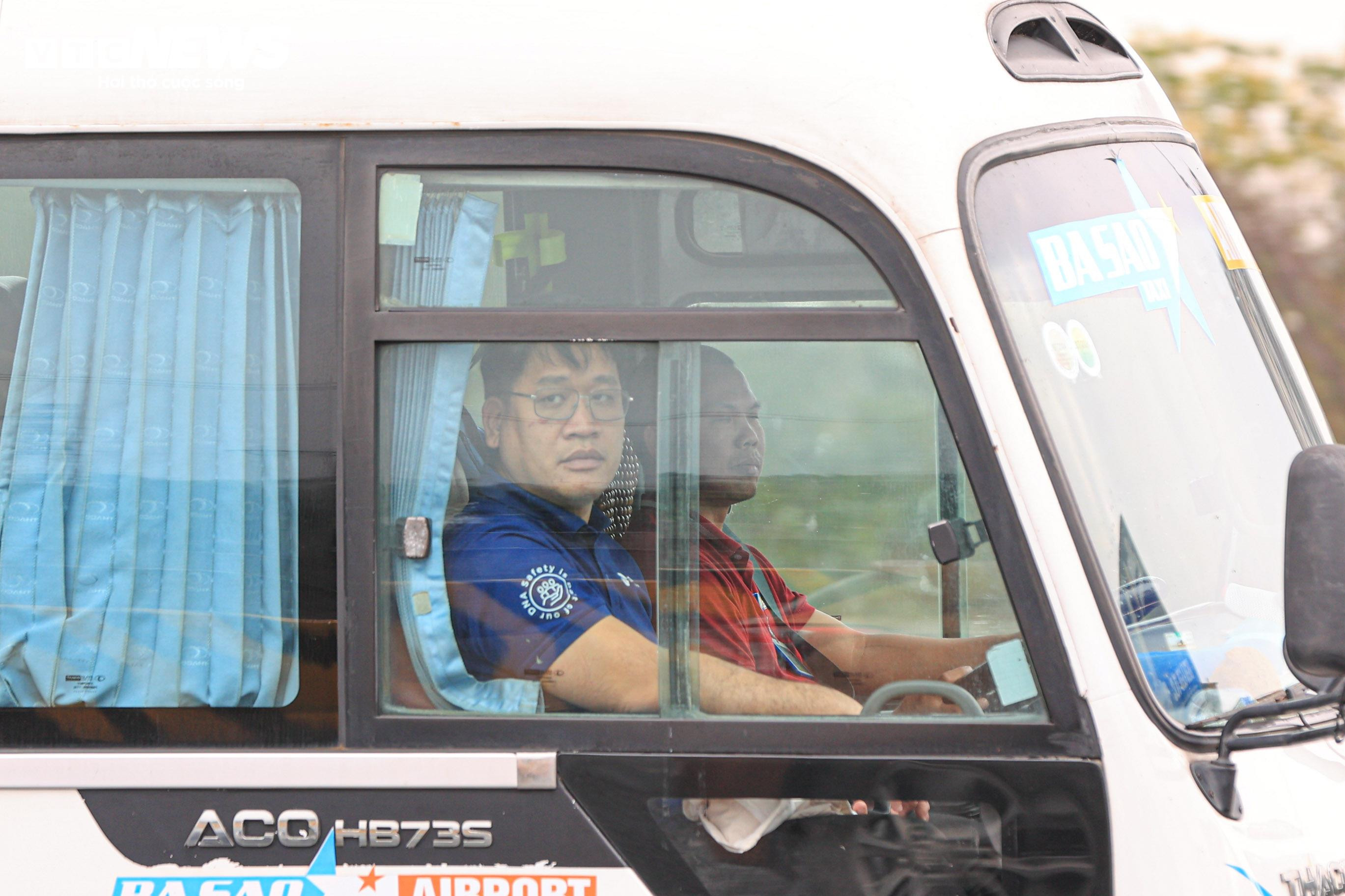 Dòng người ùn ùn đổ về sau Tết, cửa ngõ Hà Nội, TP.HCM tắc cứng - 7