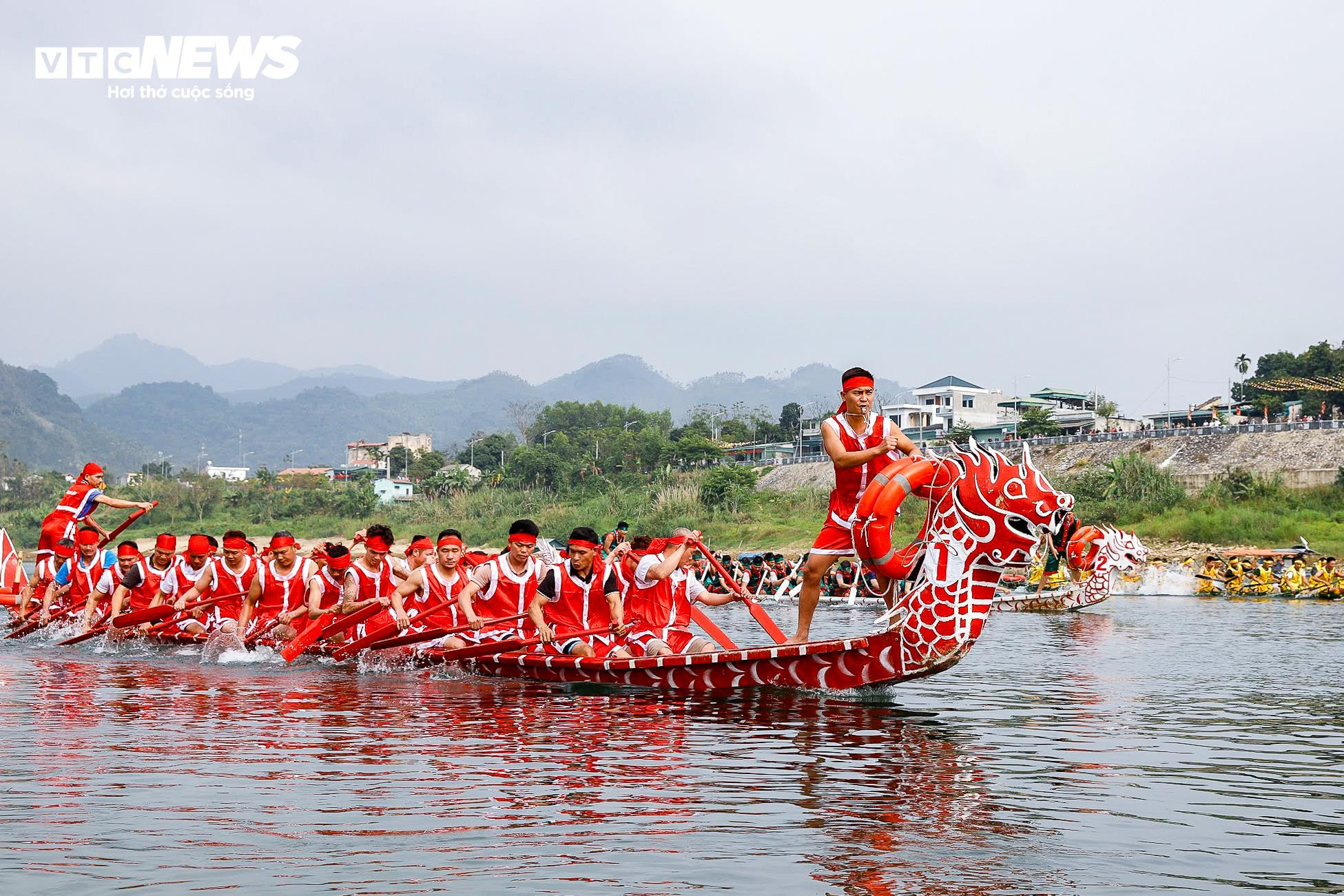Xem màn tranh tài đua thuyền rồng của 450 trai tráng trên sông Lô - 11