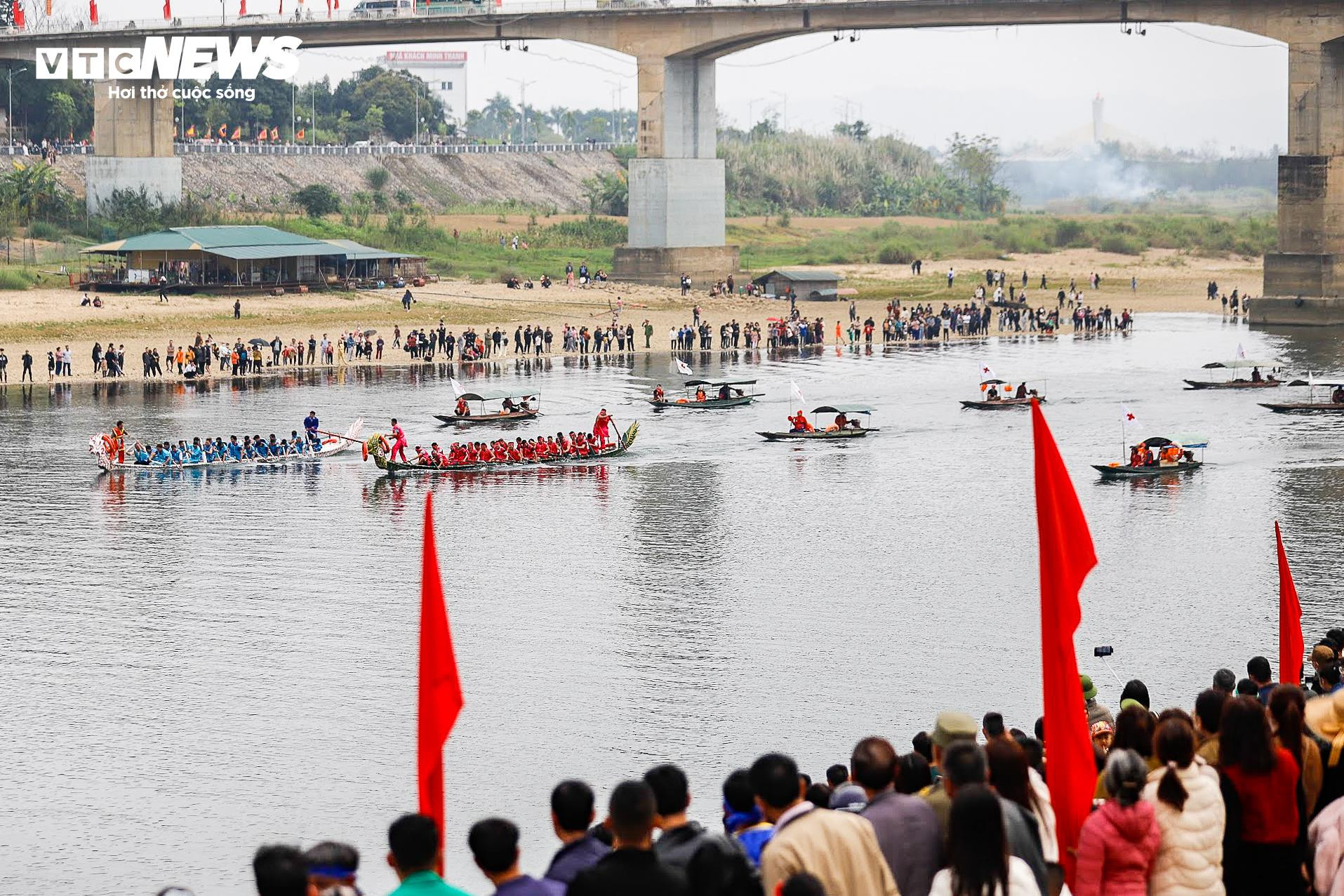 Xem màn tranh tài đua thuyền rồng của 450 trai tráng trên sông Lô - 1