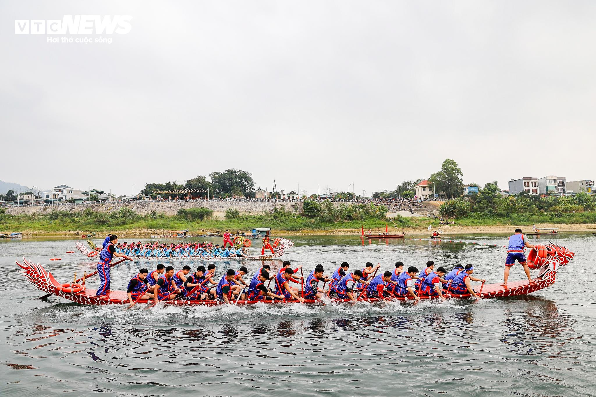 Xem màn tranh tài đua thuyền rồng của 450 trai tráng trên sông Lô - 2