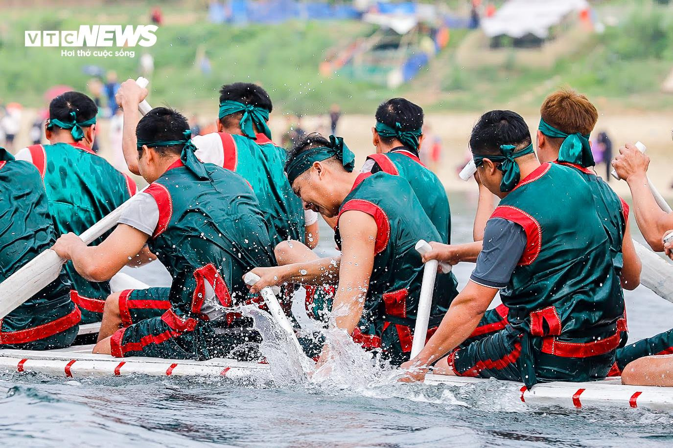 Xem màn tranh tài đua thuyền rồng của 450 trai tráng trên sông Lô - 10