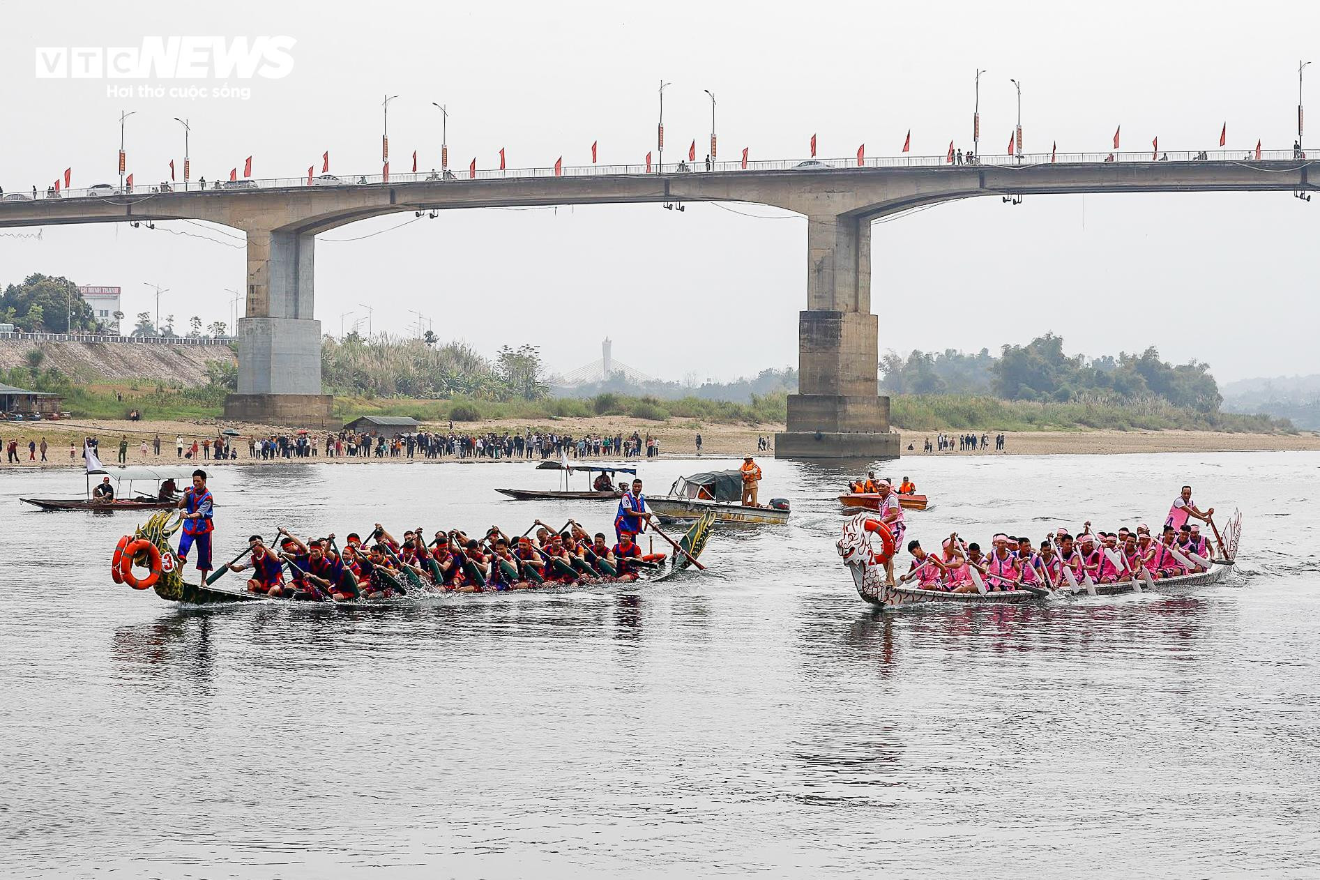 Xem màn tranh tài đua thuyền rồng của 450 trai tráng trên sông Lô - 4