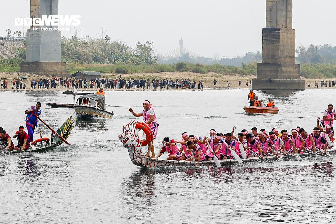 Xem màn tranh tài đua thuyền rồng của 450 trai tráng trên sông Lô - 12