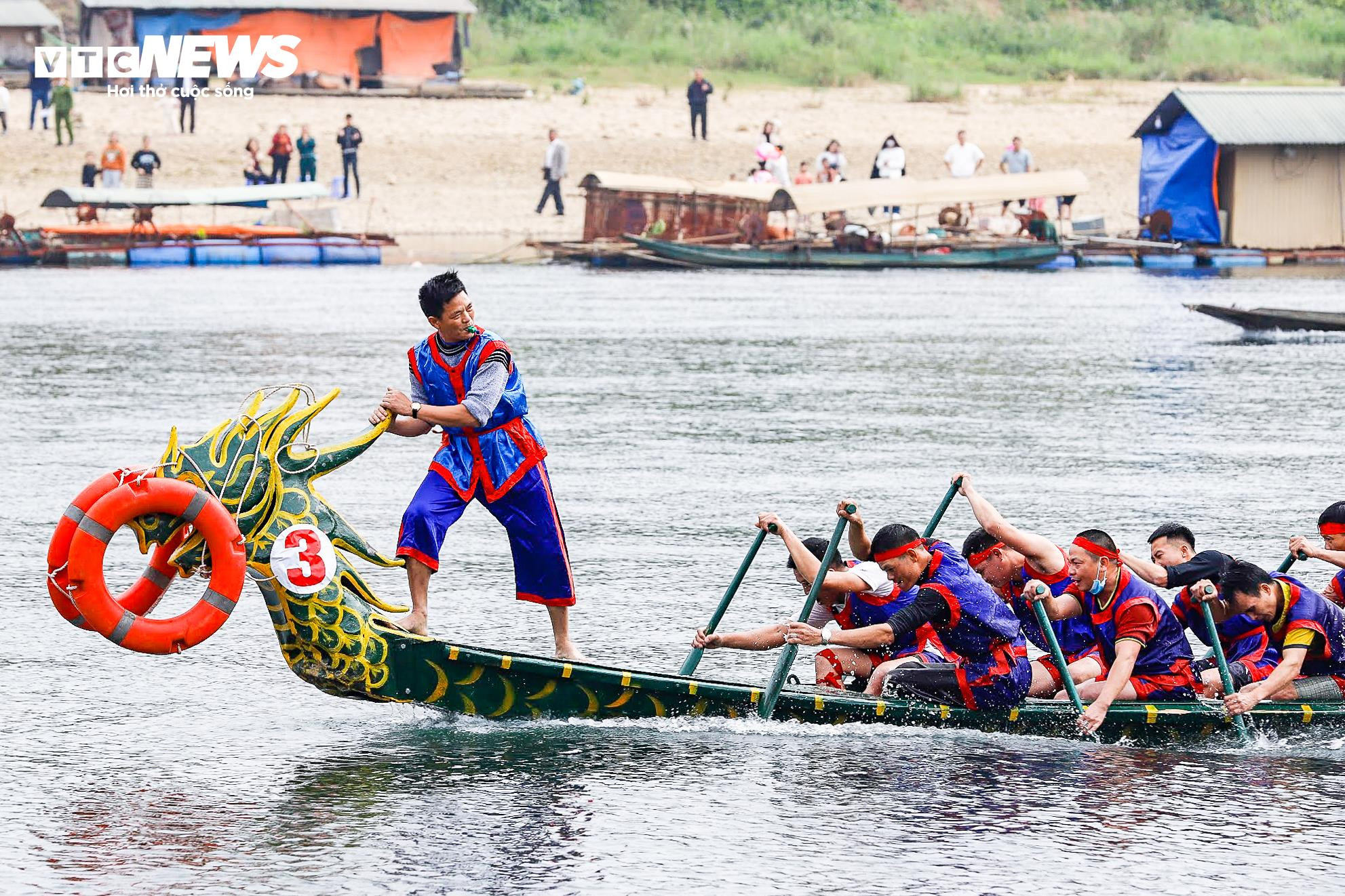 Xem màn tranh tài đua thuyền rồng của 450 trai tráng trên sông Lô - 5