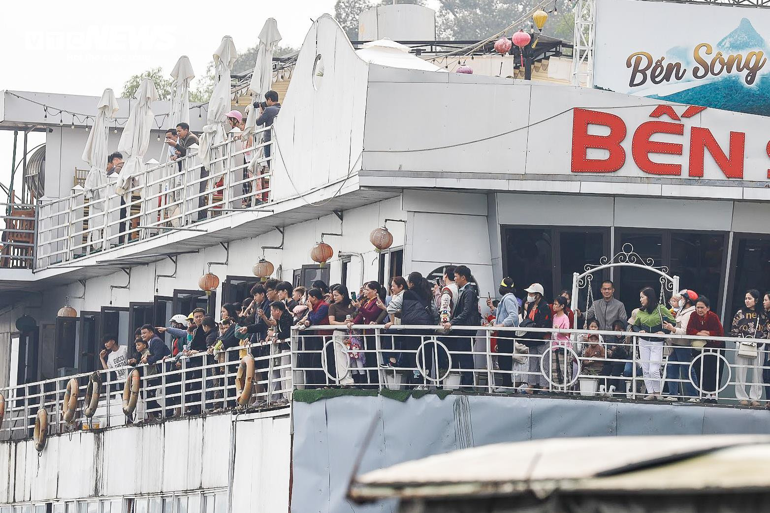 Xem màn tranh tài đua thuyền rồng của 450 trai tráng trên sông Lô - 7