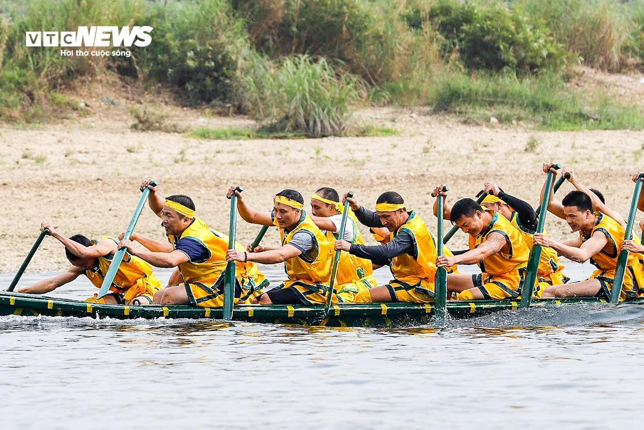 Xem màn tranh tài đua thuyền rồng của 450 trai tráng trên sông Lô - 9