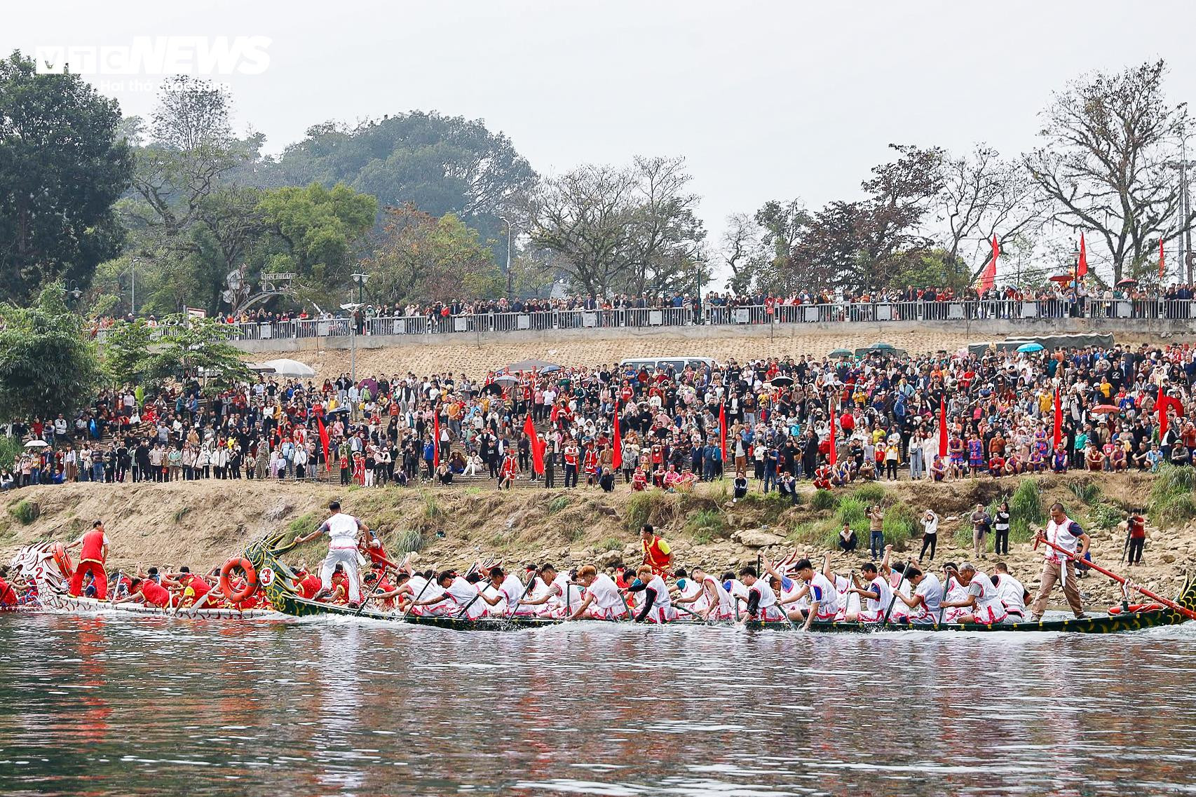 Xem màn tranh tài đua thuyền rồng của 450 trai tráng trên sông Lô - 6
