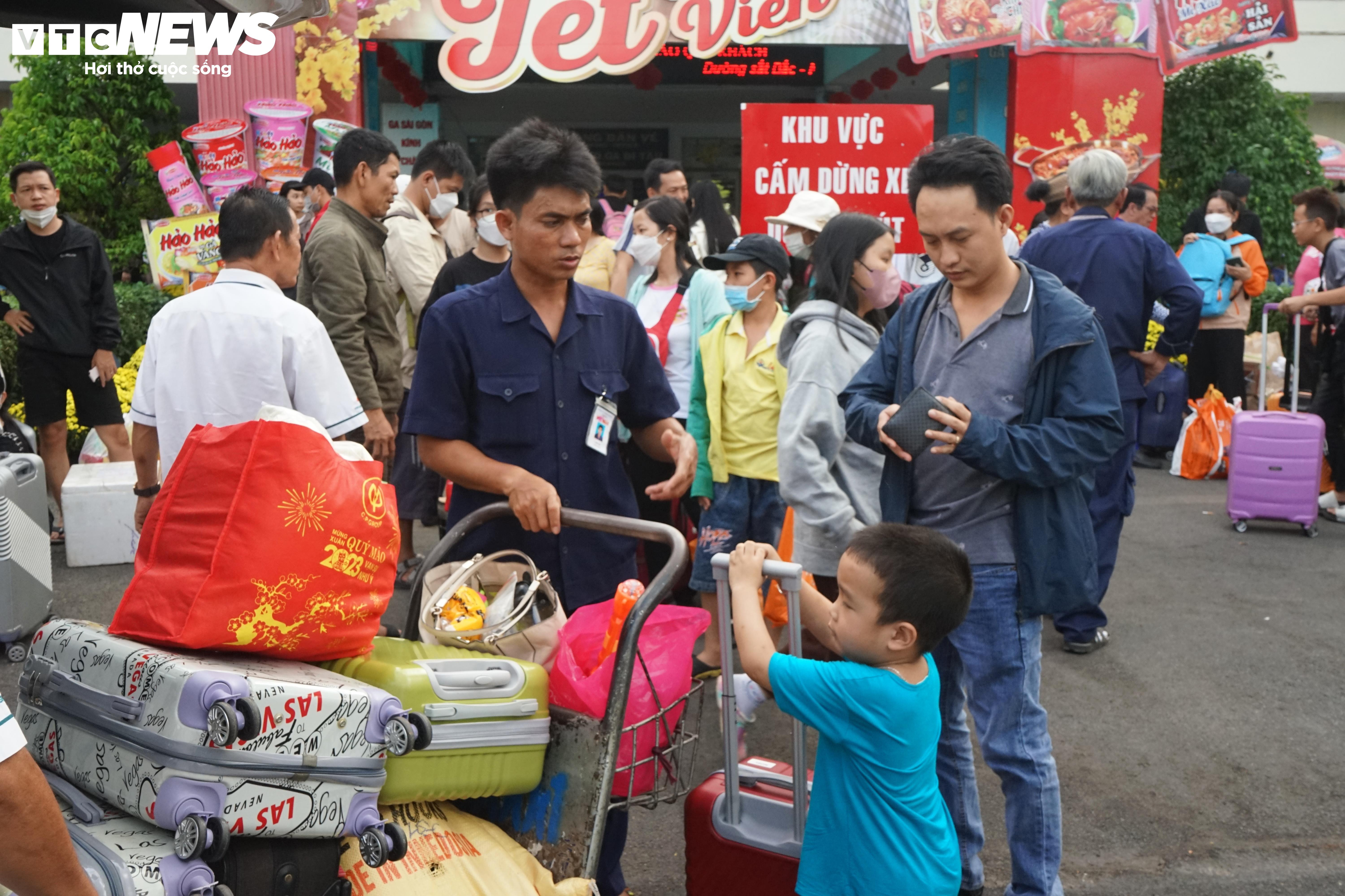 Dòng người ùn ùn đổ về sau Tết, cửa ngõ Hà Nội, TP.HCM tắc cứng - 23