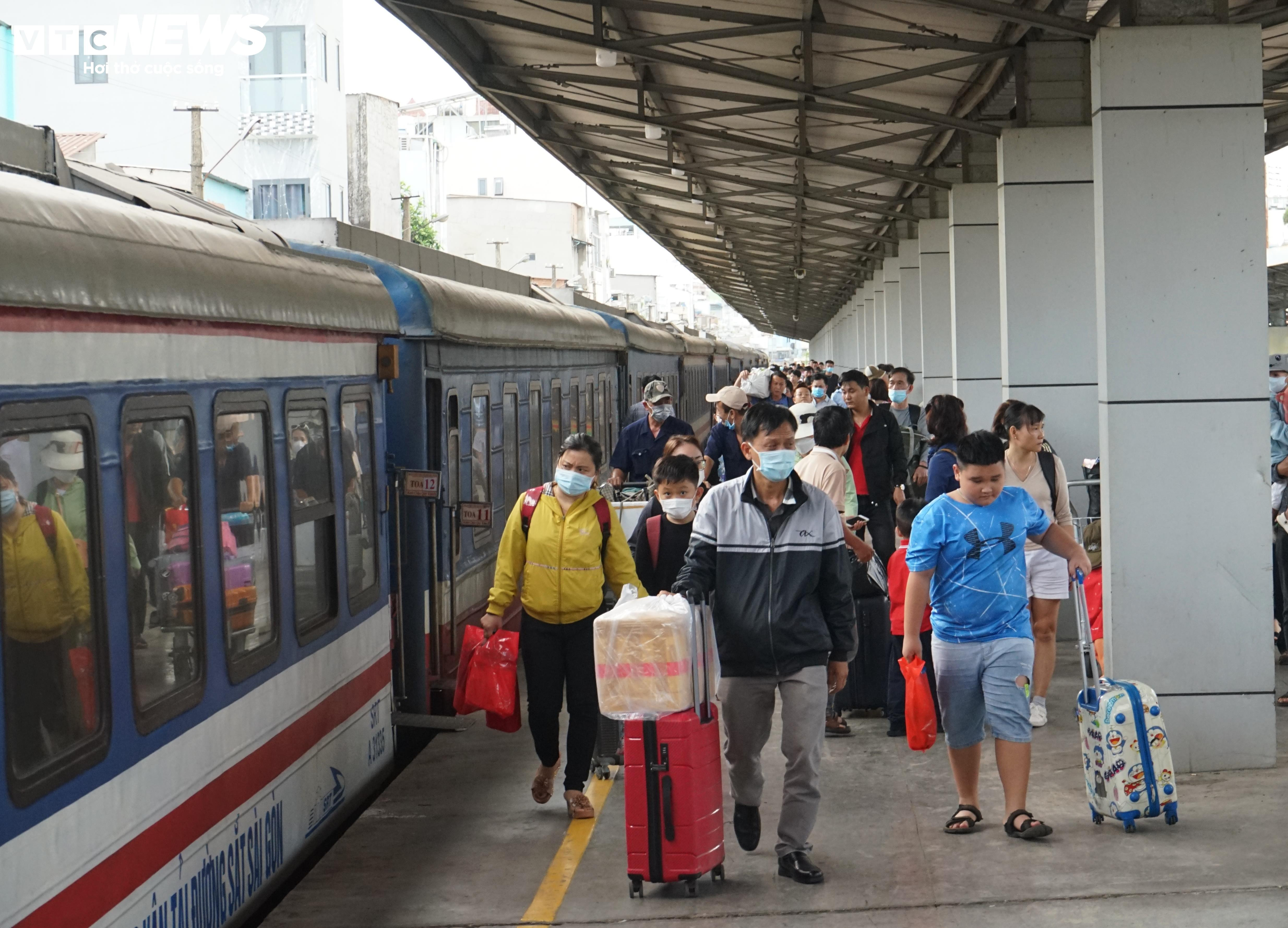 Dòng người ùn ùn đổ về sau Tết, cửa ngõ Hà Nội, TP.HCM tắc cứng - 22