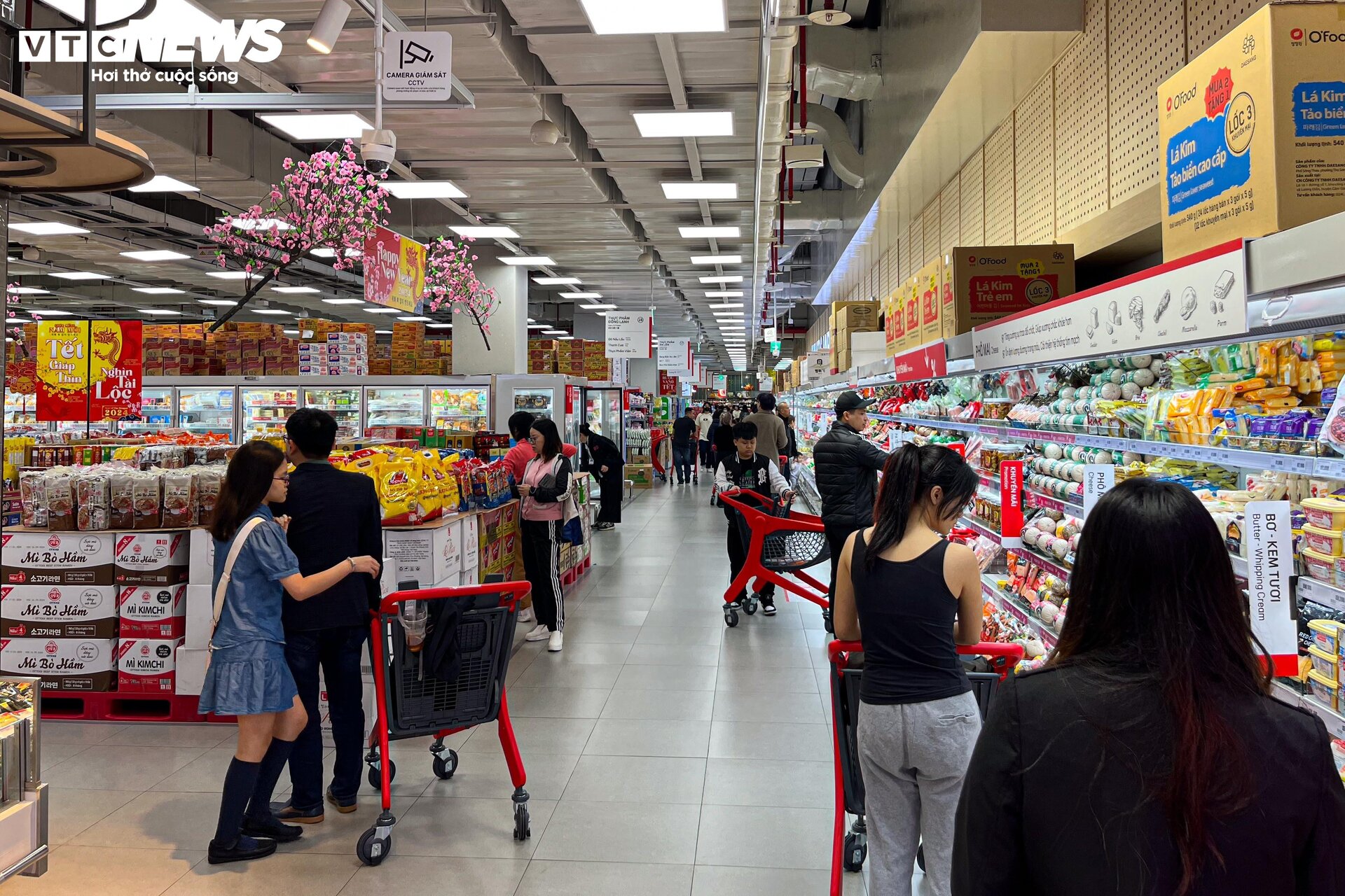 Hàng hóa đầy ắp siêu thị sau kỳ nghỉ Tết Giáp Thìn 2024 - 2