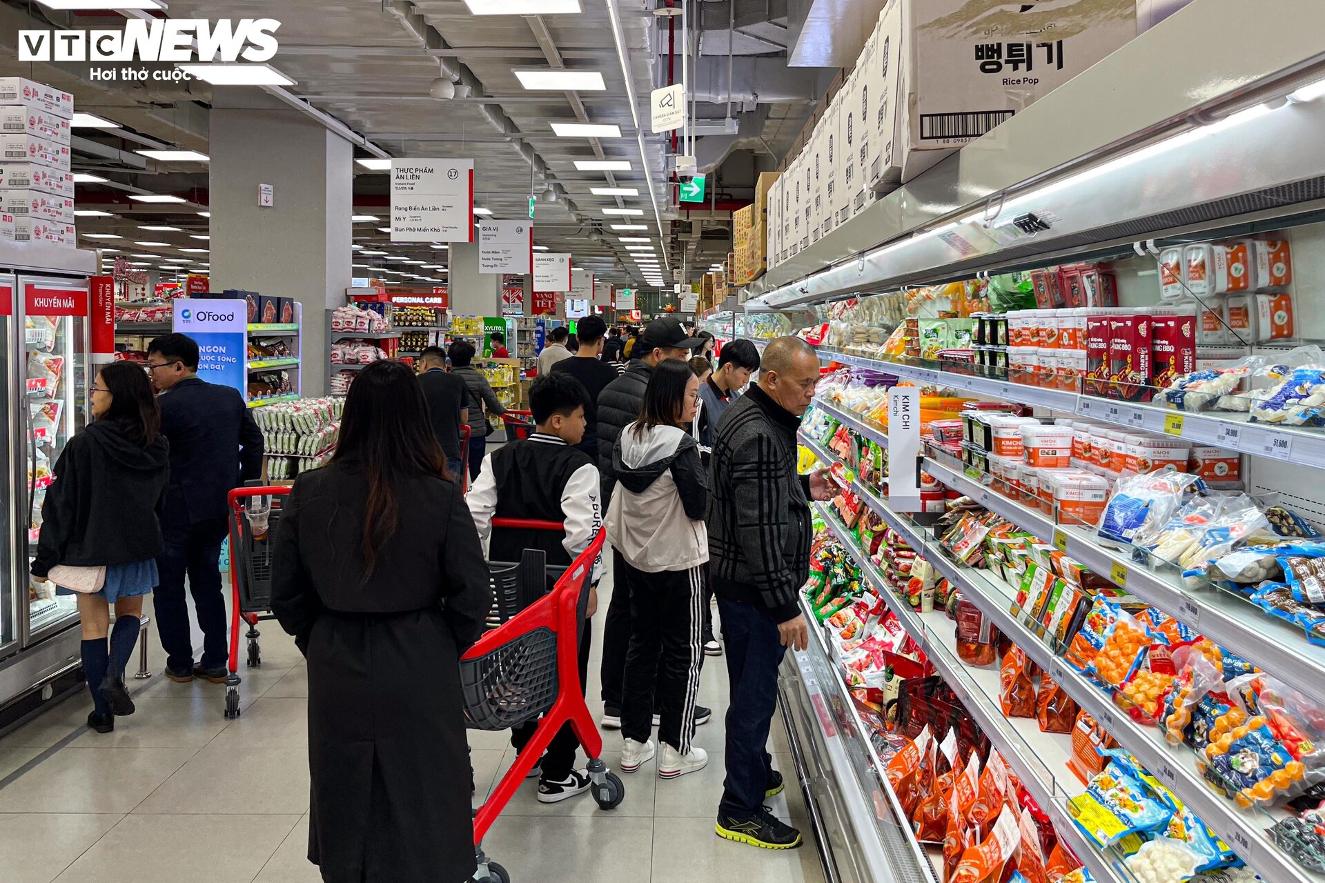 Hàng hóa đầy ắp siêu thị sau kỳ nghỉ Tết Giáp Thìn 2024 - 12