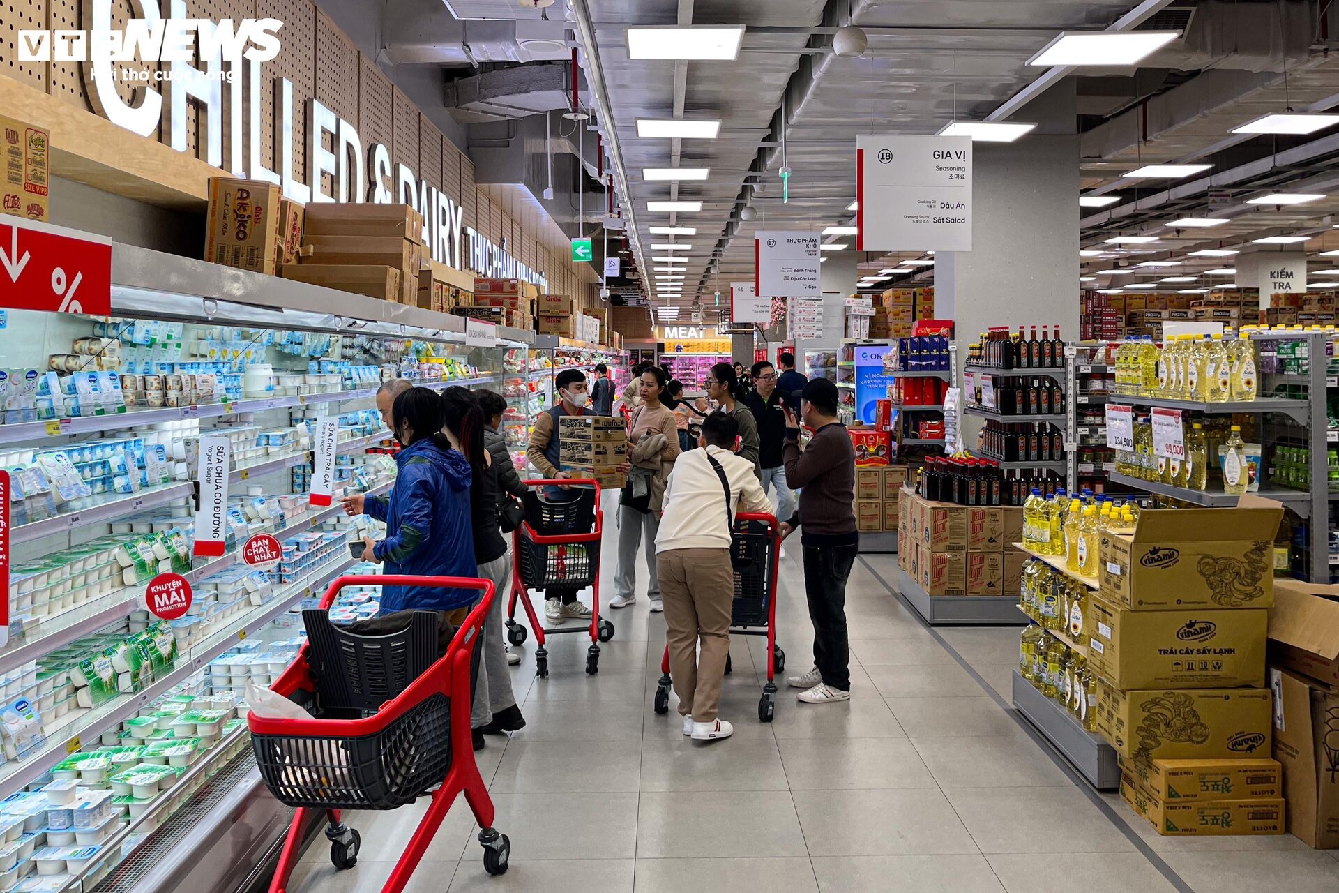 Hàng hóa đầy ắp siêu thị sau kỳ nghỉ Tết Giáp Thìn 2024 - 13