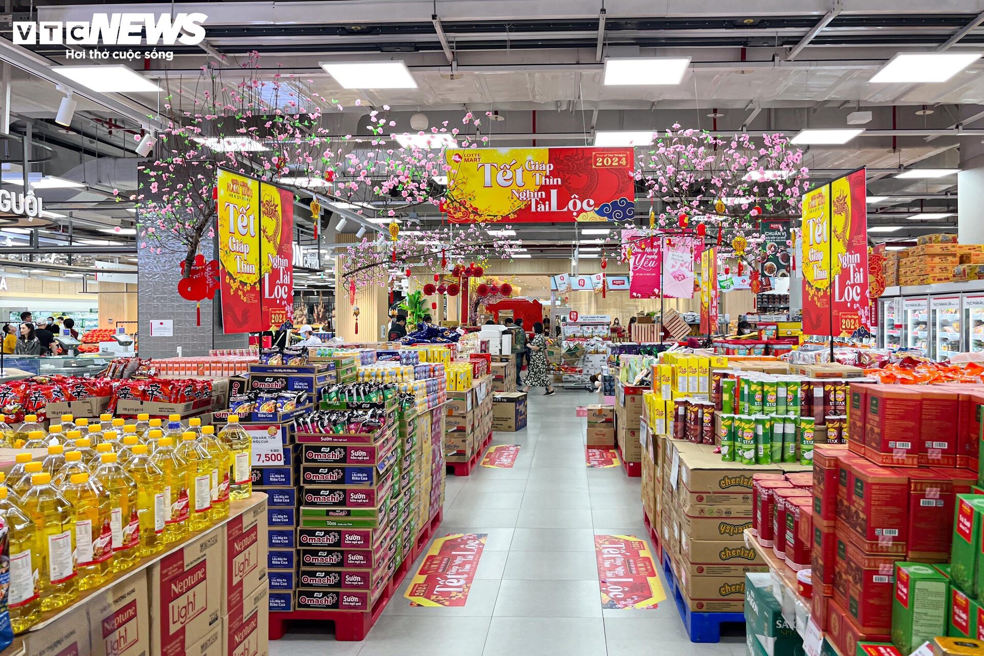 Hàng hóa đầy ắp siêu thị sau kỳ nghỉ Tết Giáp Thìn 2024 - 14