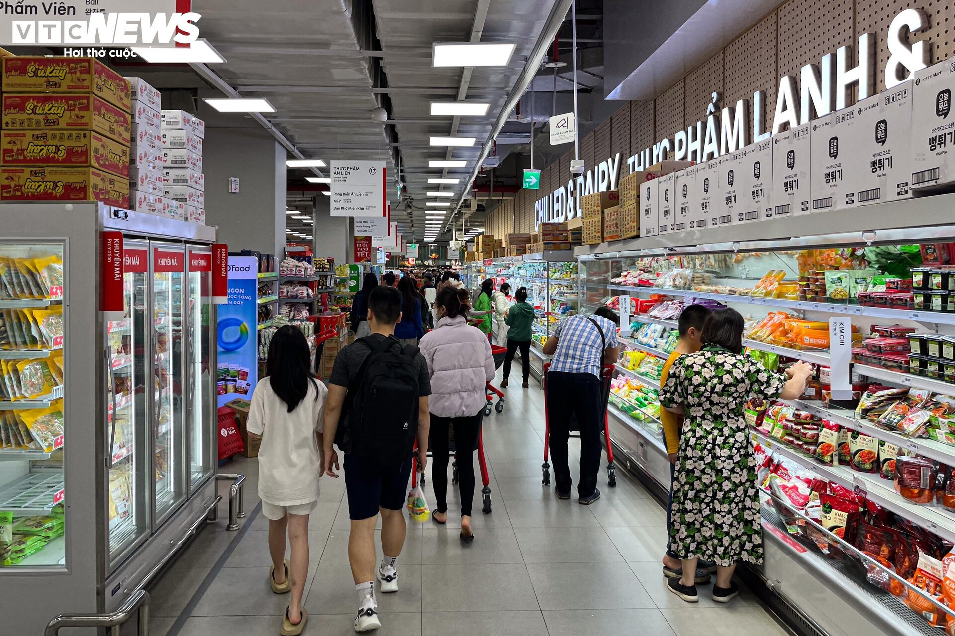 Hàng hóa đầy ắp siêu thị sau kỳ nghỉ Tết Giáp Thìn 2024 - 1