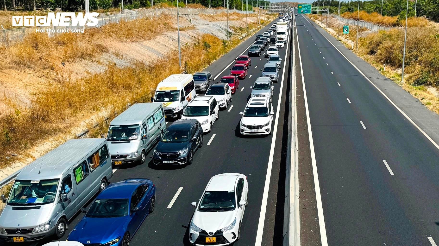 Dòng người ùn ùn đổ về sau Tết, cửa ngõ Hà Nội, TP.HCM tắc cứng - 24