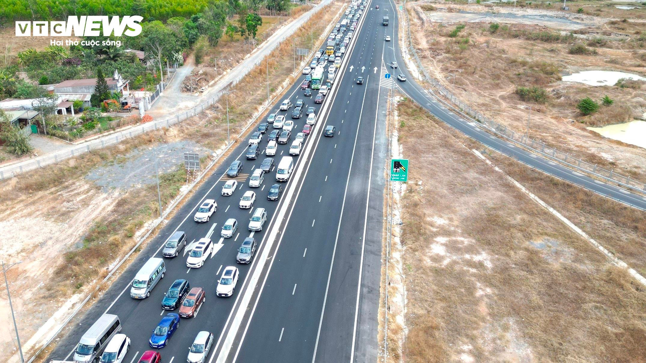 Dòng người ùn ùn đổ về sau Tết, cửa ngõ Hà Nội, TP.HCM tắc cứng - 25