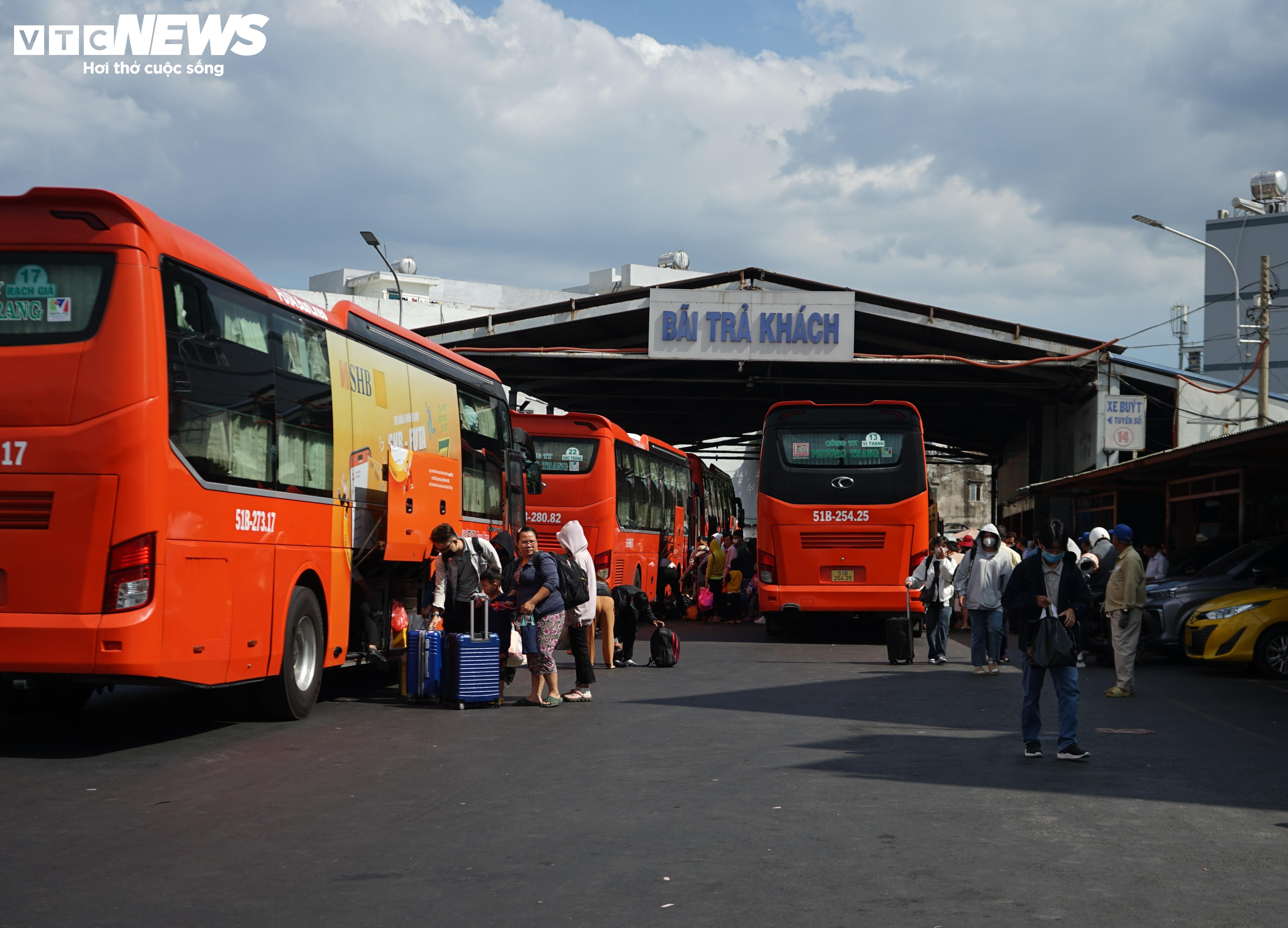 Dòng người ùn ùn đổ về sau Tết, cửa ngõ Hà Nội, TP.HCM tắc cứng - 21