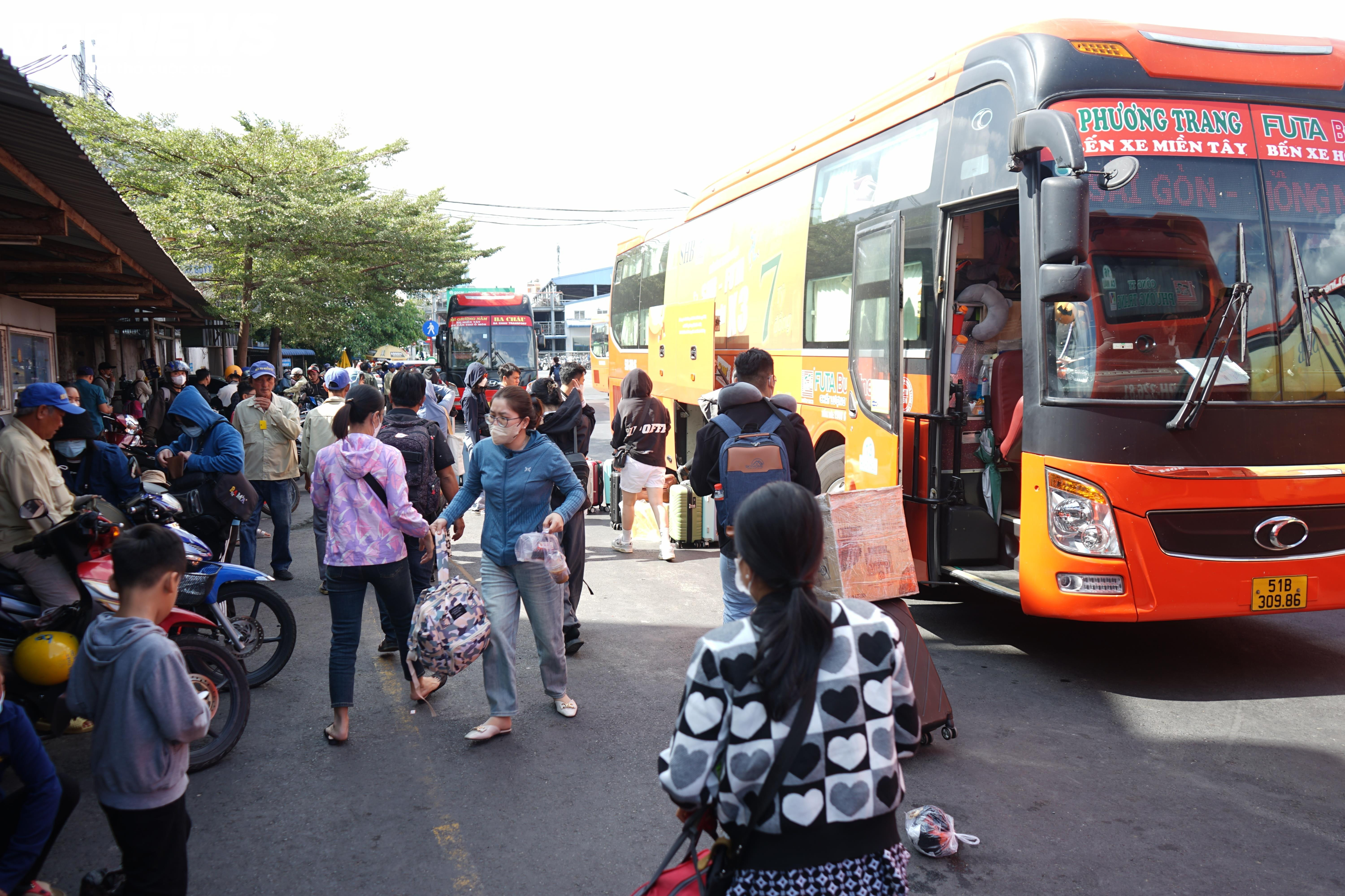 Dòng người ùn ùn đổ về sau Tết, cửa ngõ Hà Nội, TP.HCM tắc cứng - 19