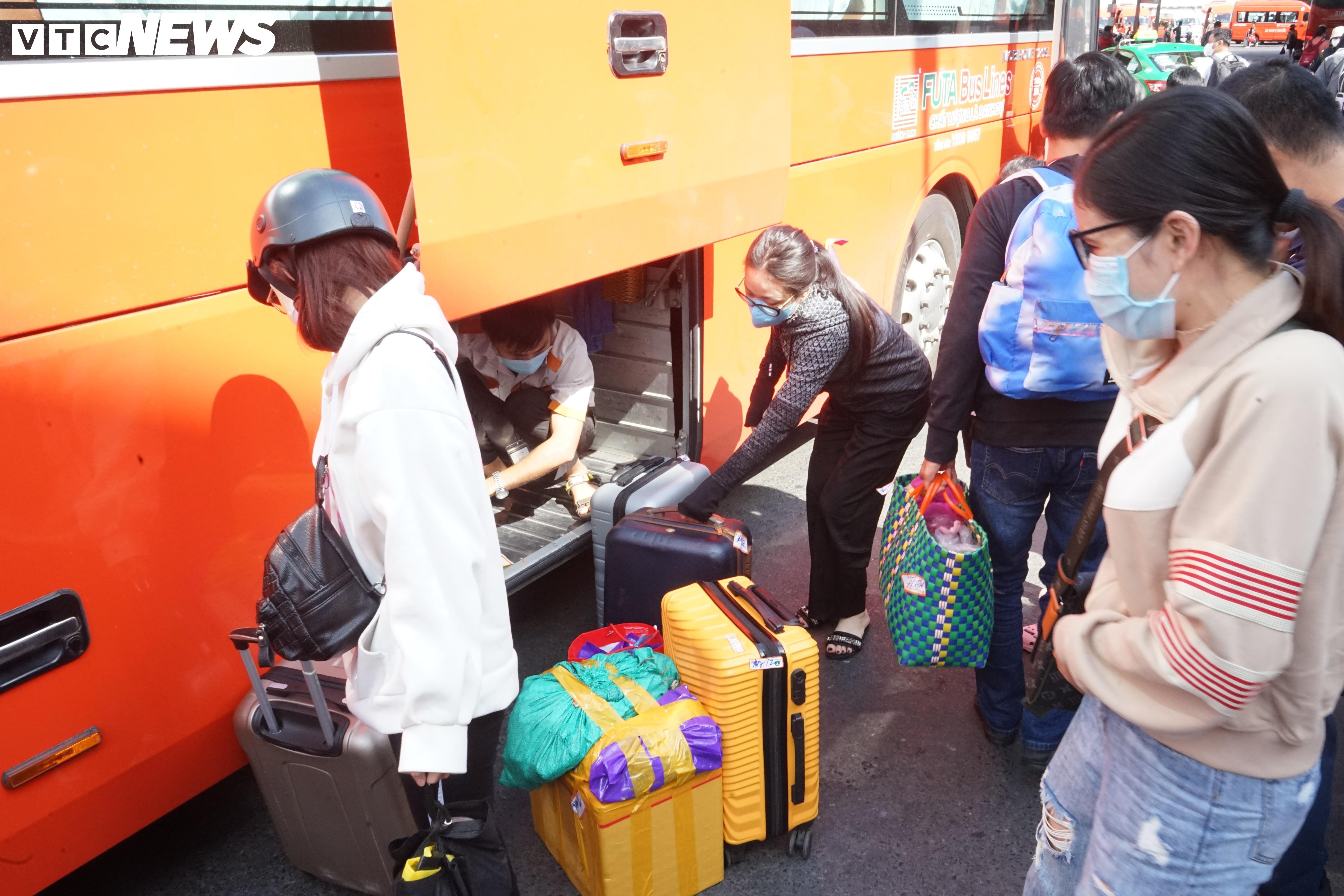 Dòng người ùn ùn đổ về sau Tết, cửa ngõ Hà Nội, TP.HCM tắc cứng - 20