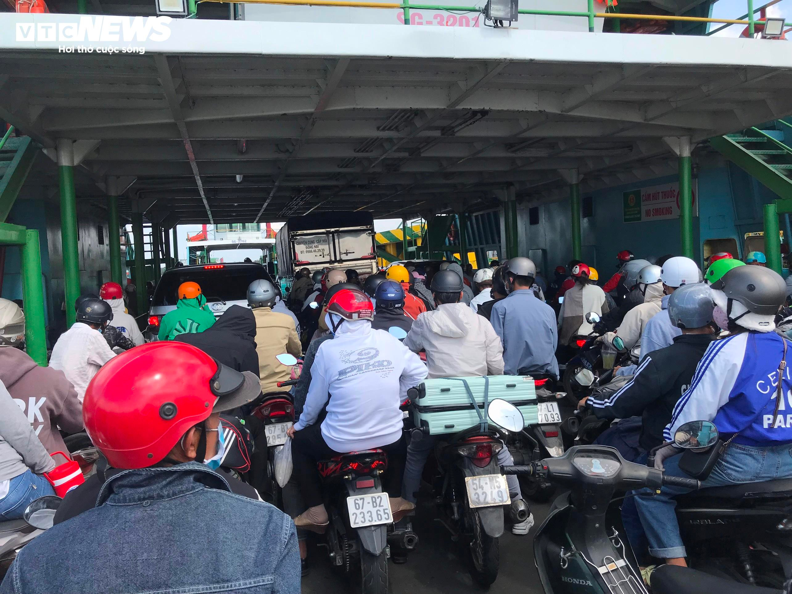 Dòng người ùn ùn đổ về sau Tết, cửa ngõ Hà Nội, TP.HCM tắc cứng - 18