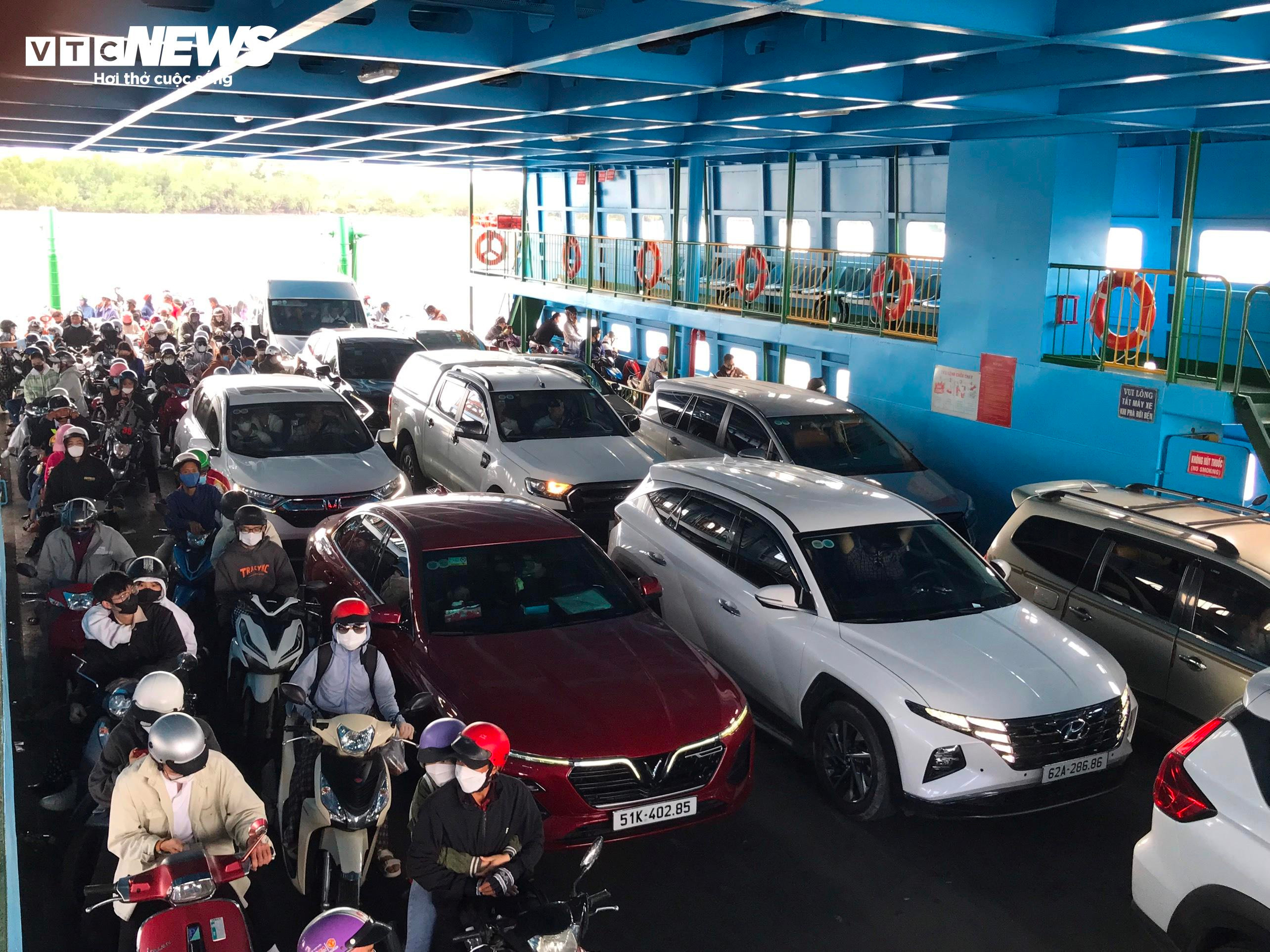 Dòng người ùn ùn đổ về sau Tết, cửa ngõ Hà Nội, TP.HCM tắc cứng - 17