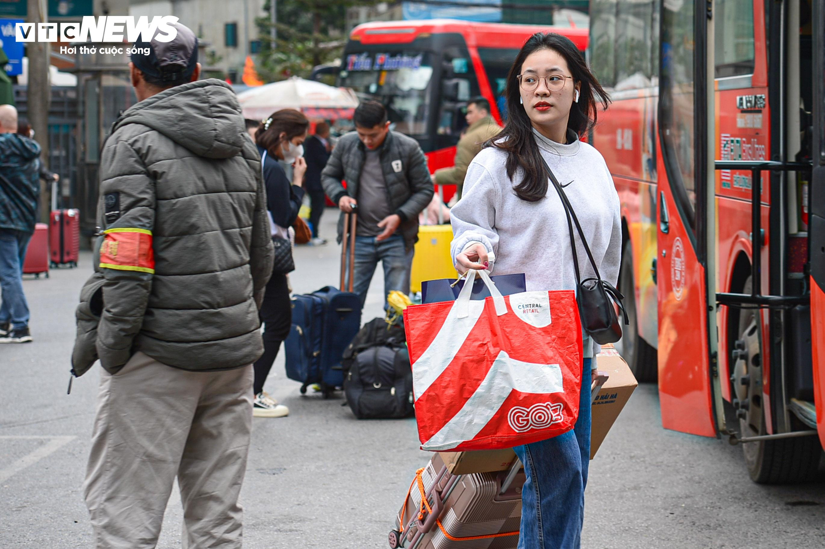 Trẻ nhỏ mệt nhoài cùng bố mẹ trở lại Hà Nội sau kỳ nghỉ Tết - 5