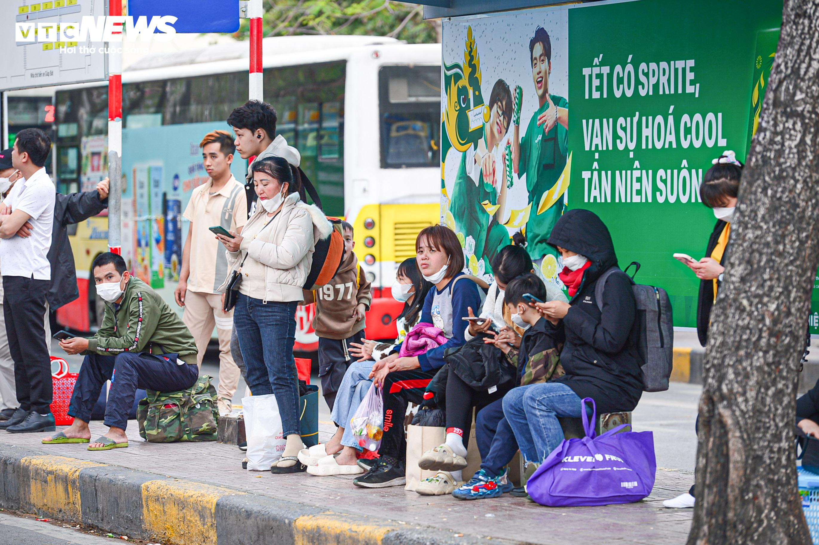 Trẻ nhỏ mệt nhoài cùng bố mẹ trở lại Hà Nội sau kỳ nghỉ Tết - 1