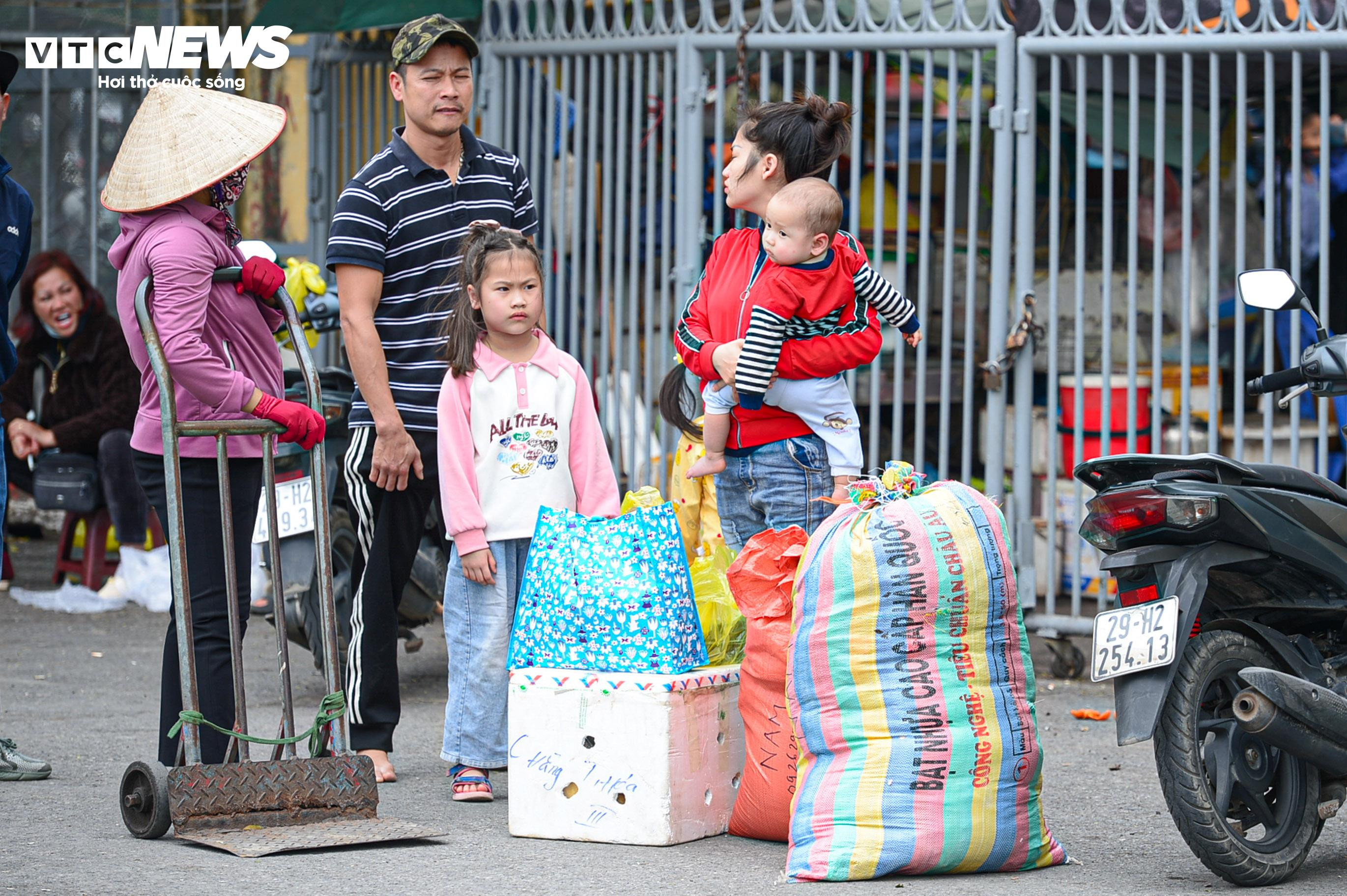 Trẻ nhỏ mệt nhoài cùng bố mẹ trở lại Hà Nội sau kỳ nghỉ Tết - 9