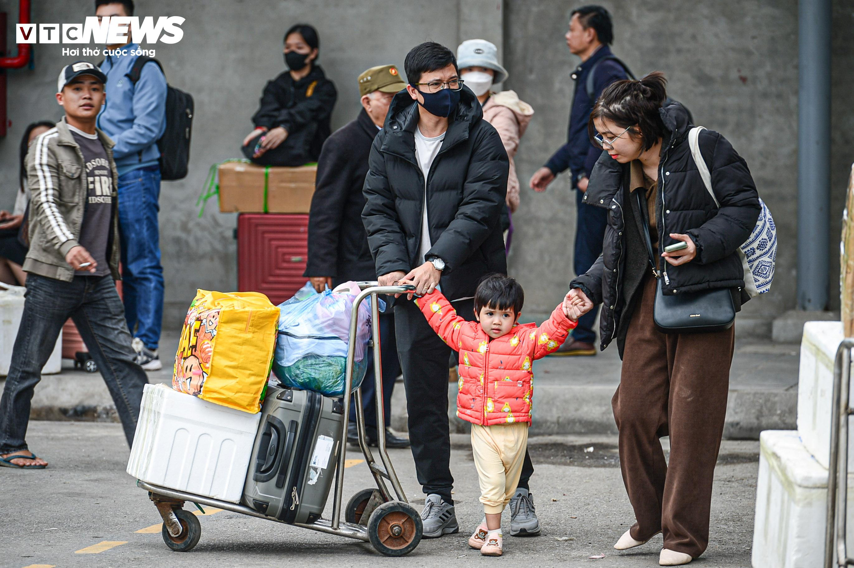 Trẻ nhỏ mệt nhoài cùng bố mẹ trở lại Hà Nội sau kỳ nghỉ Tết - 13