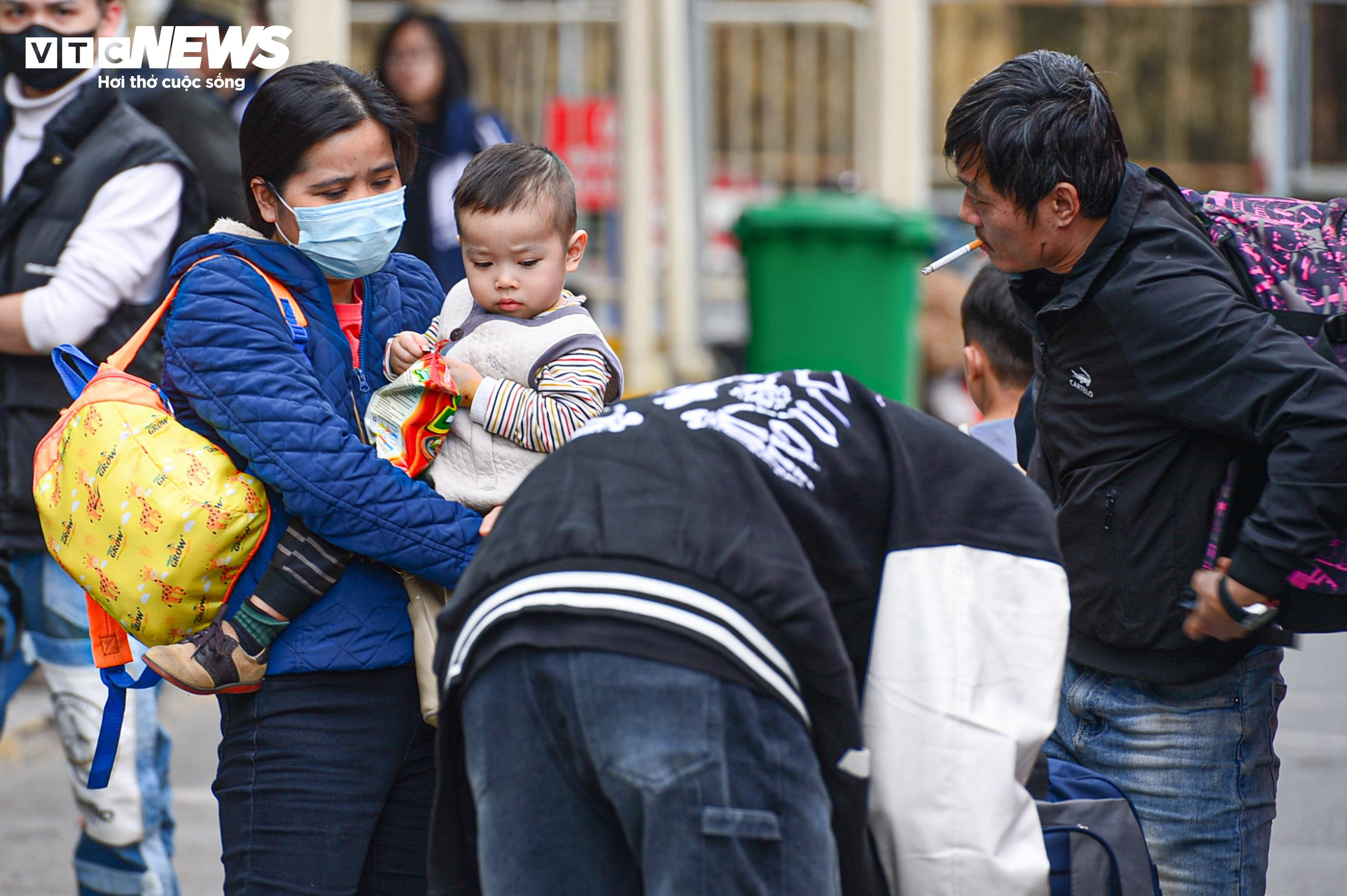 Trẻ nhỏ mệt nhoài cùng bố mẹ trở lại Hà Nội sau kỳ nghỉ Tết - 8