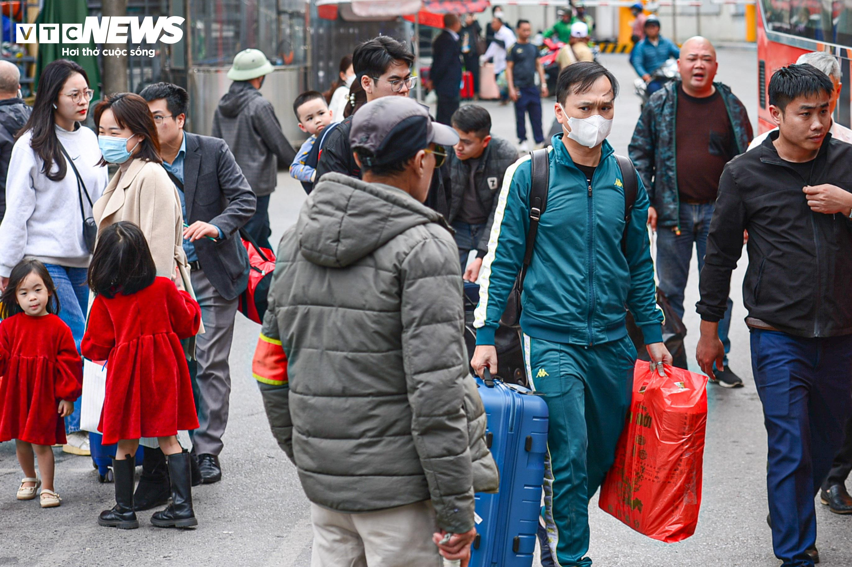 Trẻ nhỏ mệt nhoài cùng bố mẹ trở lại Hà Nội sau kỳ nghỉ Tết - 2