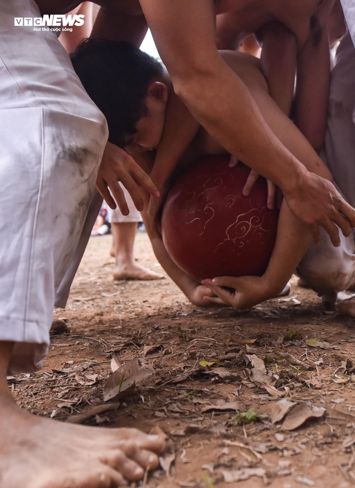 Trai làng đua nhau vật cầu nặng 20 kg, hàng nghìn người cổ vũ - 6