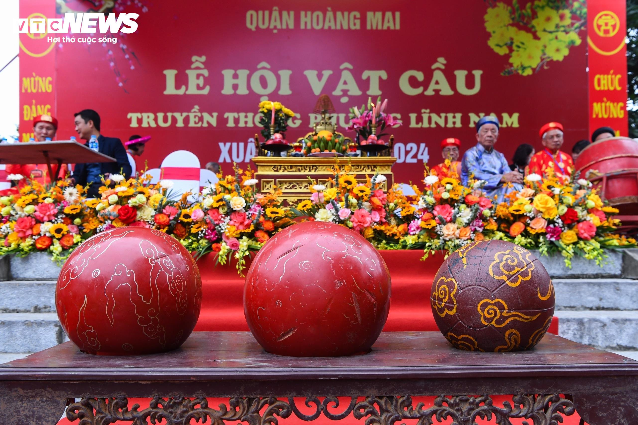 Trai làng đua nhau vật cầu nặng 20 kg, hàng nghìn người cổ vũ - 1