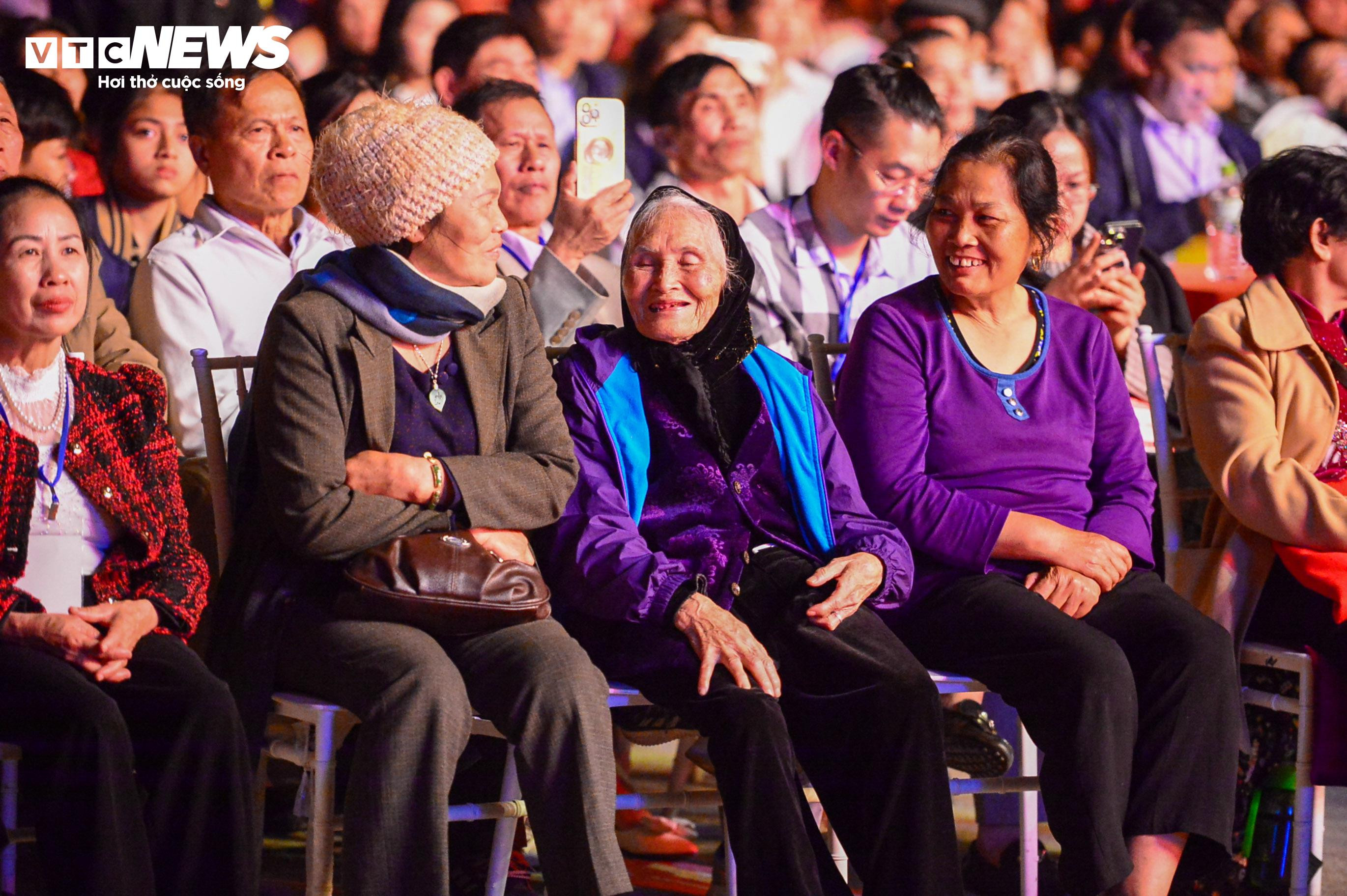 Đền Hai Bà Trưng rực sáng trong đêm với màn trình diễn nghệ thuật ánh sáng 3D - 15