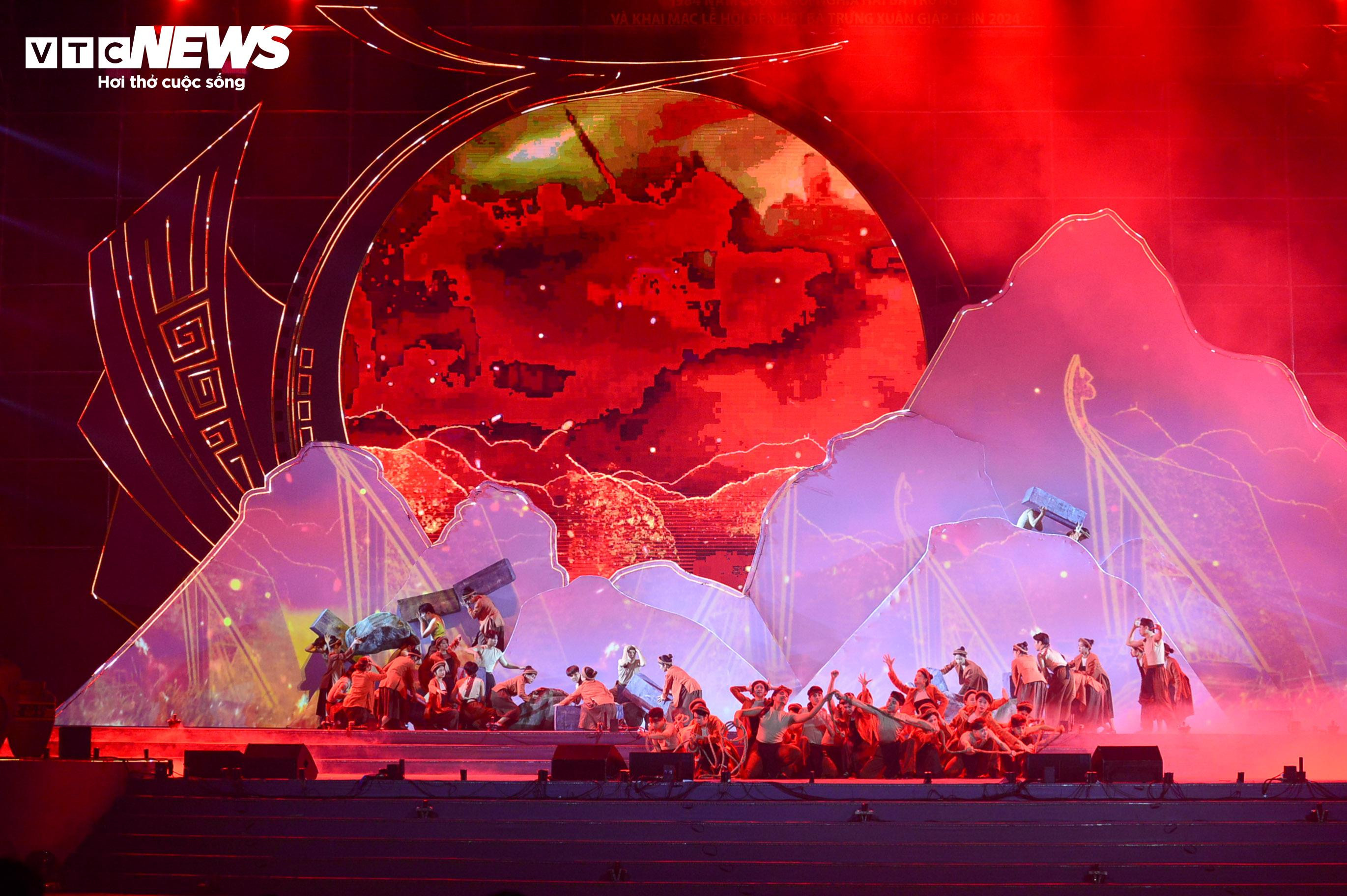 Đền Hai Bà Trưng rực sáng trong đêm với màn trình diễn nghệ thuật ánh sáng 3D - 11