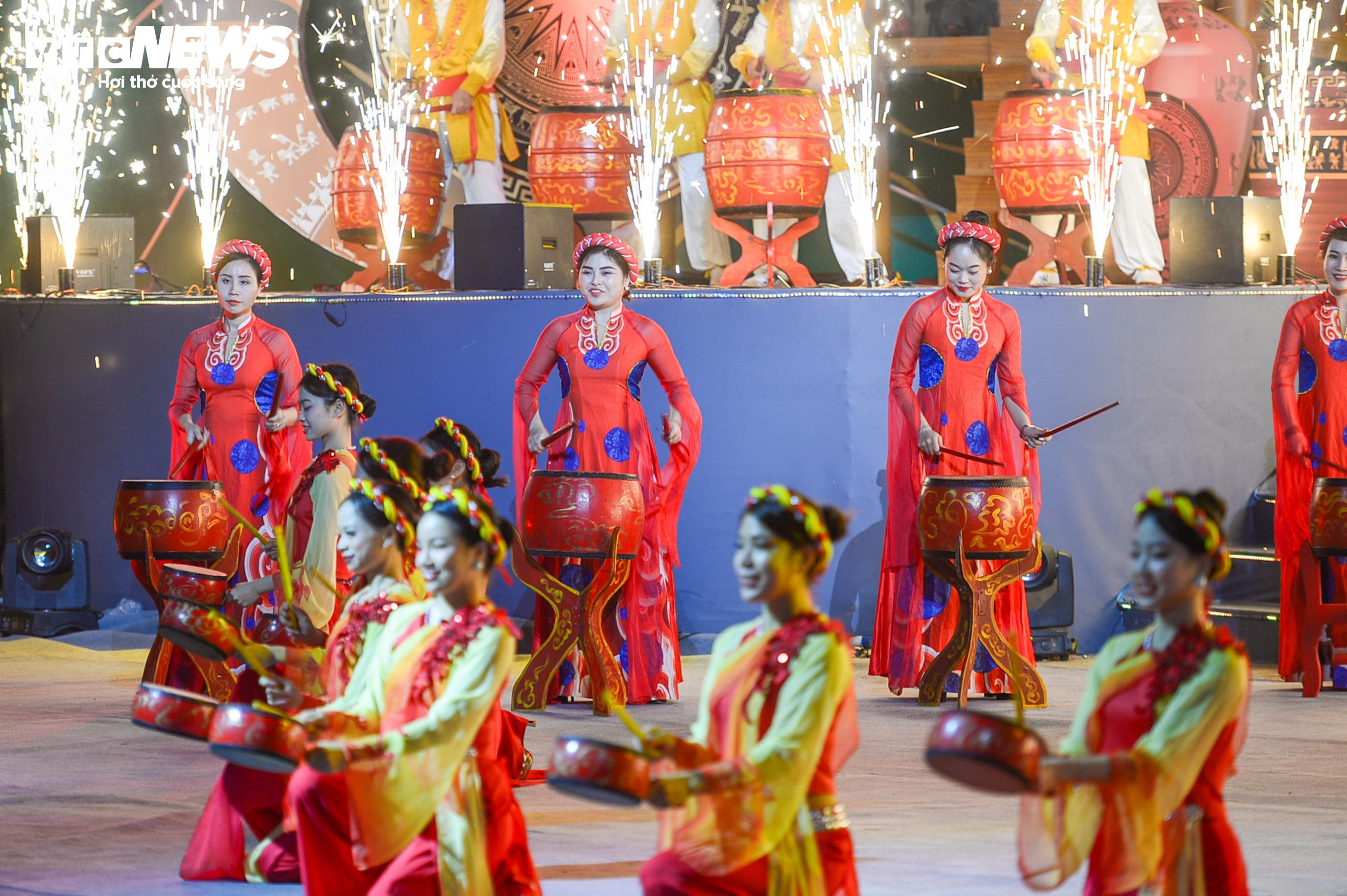 Đền Hai Bà Trưng rực sáng trong đêm với màn trình diễn nghệ thuật ánh sáng 3D - 16