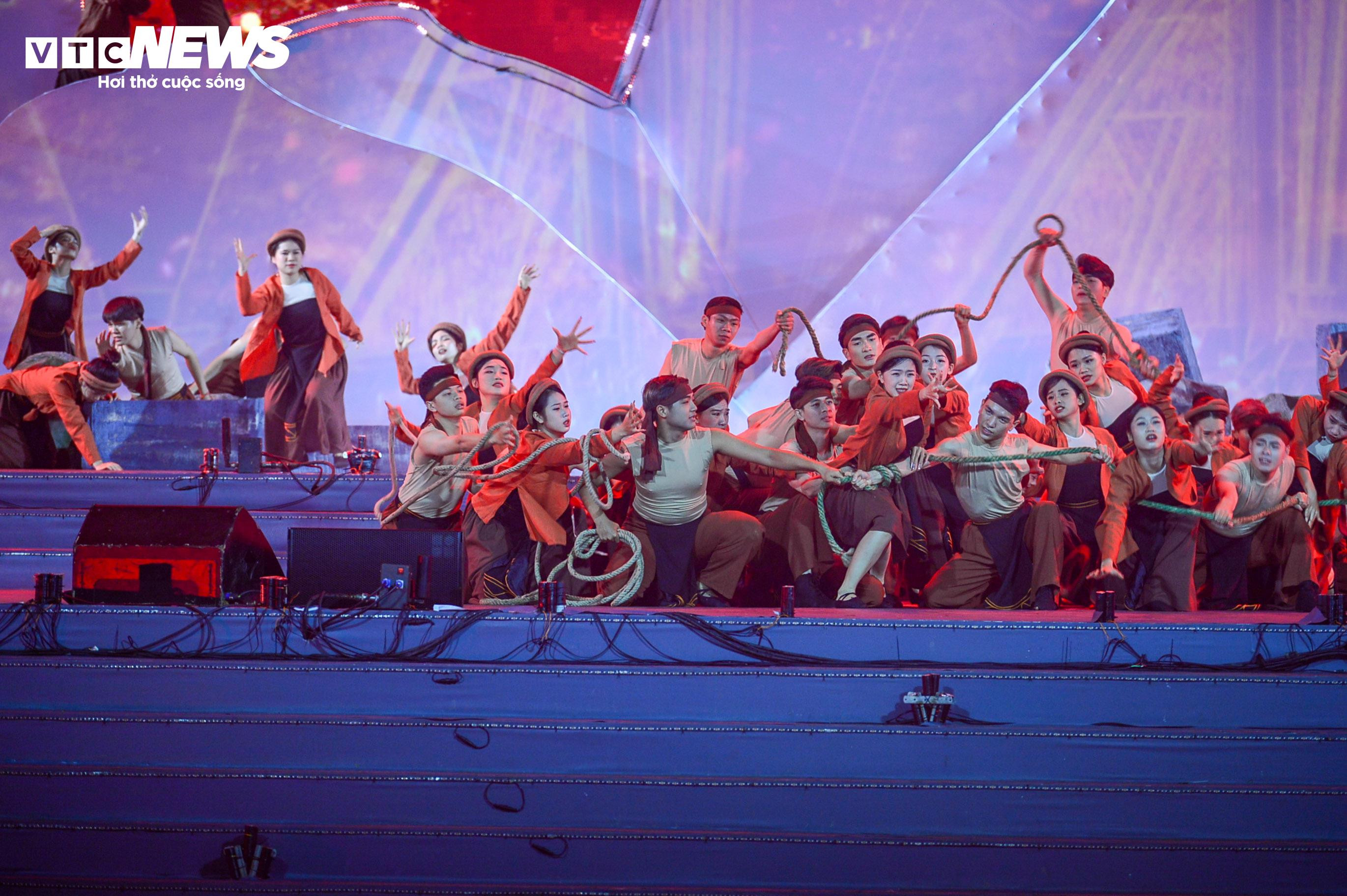 Đền Hai Bà Trưng rực sáng trong đêm với màn trình diễn nghệ thuật ánh sáng 3D - 12