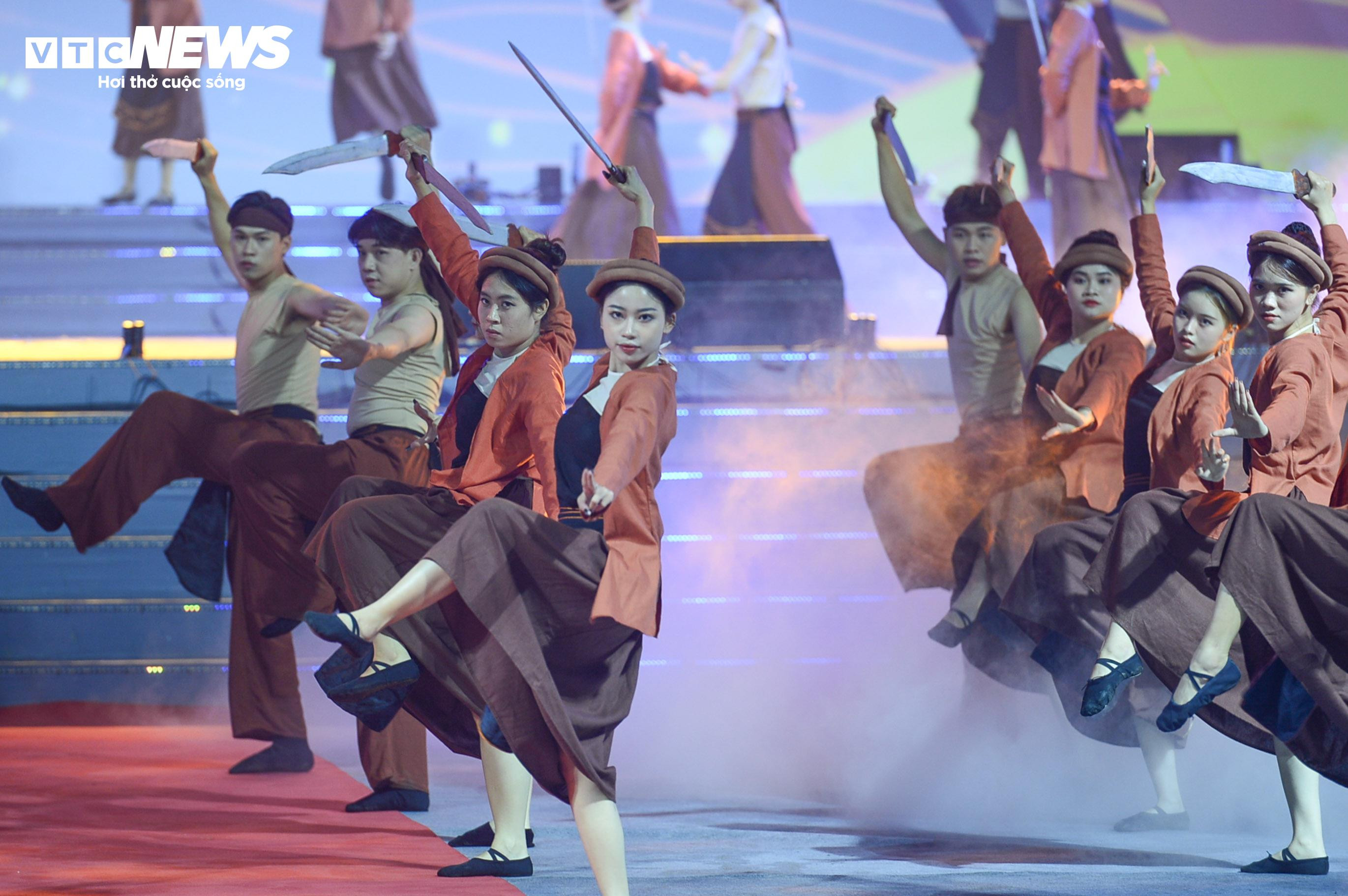 Đền Hai Bà Trưng rực sáng trong đêm với màn trình diễn nghệ thuật ánh sáng 3D - 8